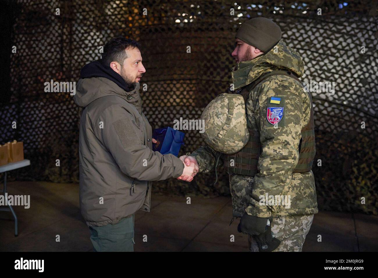 (Regioni di Donetsk e Kharkiv in Ucraina) il giorno delle forze armate ucraine, il presidente Volodymyr Zelensky ha incontrato i militari ucraini che hanno coraggiosamente e altruisticamente difeso la sovranità e l'integrità territoriale dell'Ucraina nella regione Kharkiv durante l'invasione su larga scala della Russia. "Oggi sono onorato di essere qui e di premiare il meglio del meglio. Anche se credo che abbiamo tutto il meglio sul fronte", ha affermato il Capo dello Stato. Volodymyr Zelenskyy si è congratulato con i partecipanti alla Giornata delle forze armate ucraine. Foto Stock