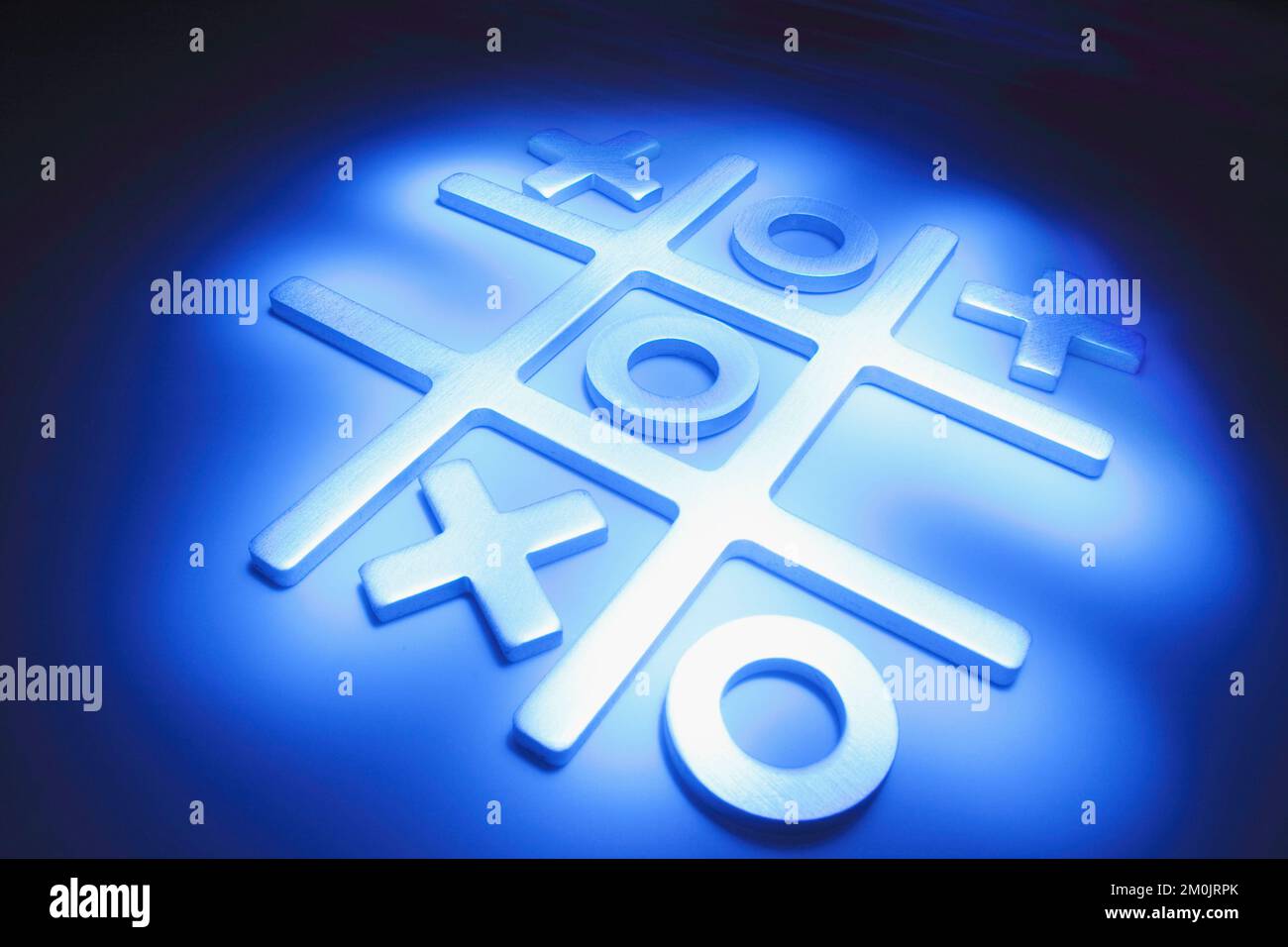 TIC TAC Toe su sfondo blu Foto Stock