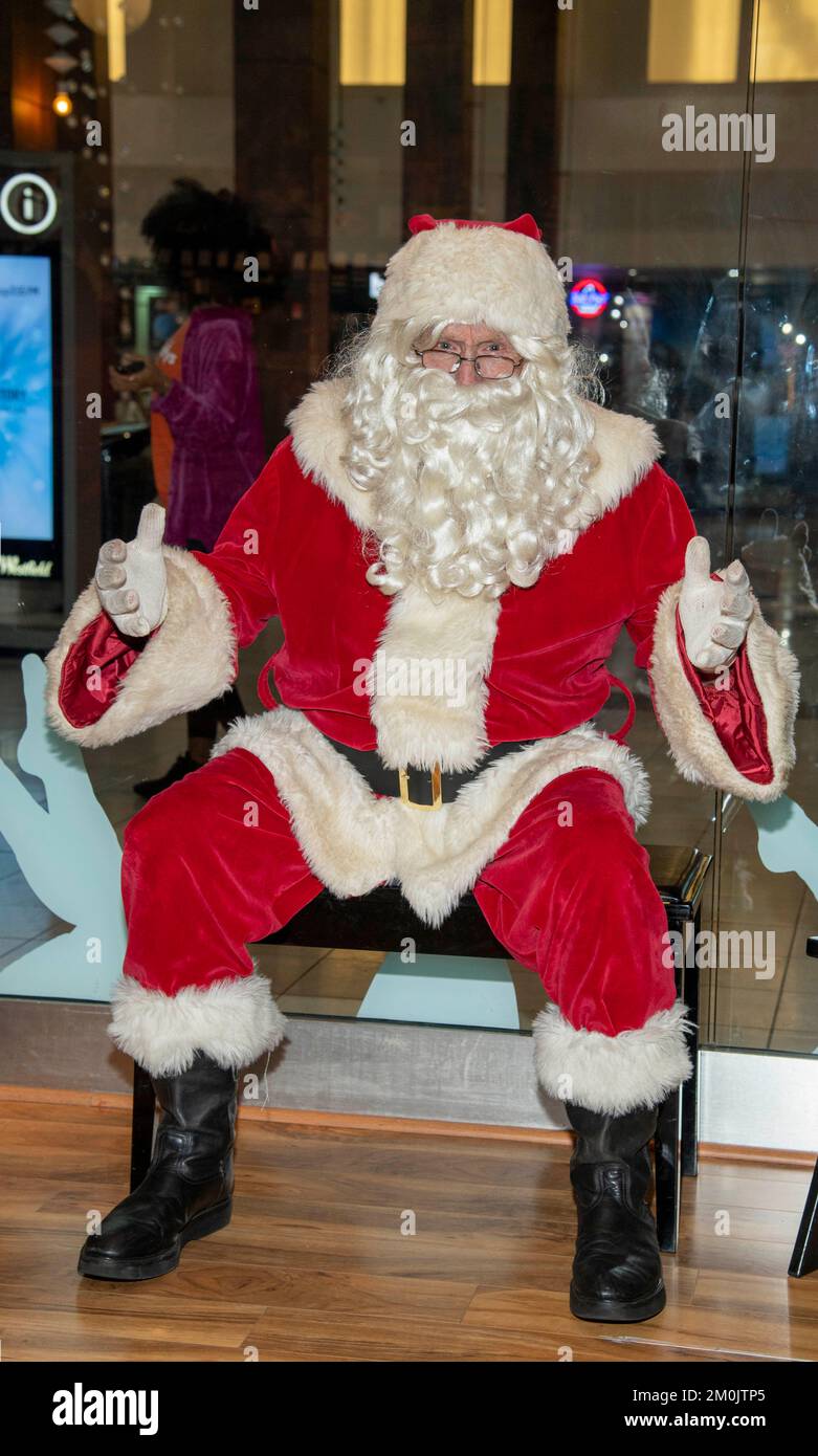 Al Burke - Santa partecipa alla Christy’s Foundation per celebrare la 'Stagione del dare' sponsorizzata dai Footbuddys al Topanga Mall, Los Angeles, CA, dicembre 5 2022 Foto Stock