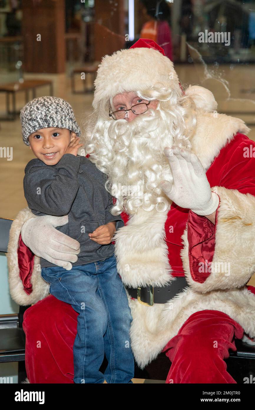 Al Burke - Babbo Natale con ospite alla Christy's Foundation celebra la 'Stagione del dare' sponsorizzata dai Footbuddys al Topanga Mall, Los Angeles, CA, dicembre 5 2022 Foto Stock