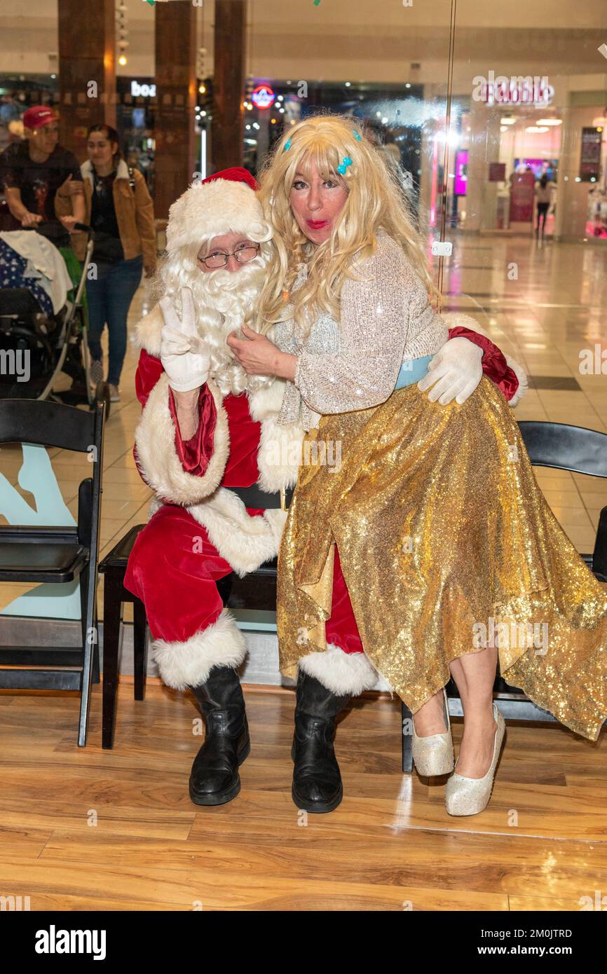 Al Burke - Santa, Tiffinni Saint Ranae partecipare Christy’s Foundation celebra la 'Stagione del dare' sponsorizzata dai Footbuddys al Topanga Mall, Los Angeles, CA dicembre 5 2022 Foto Stock