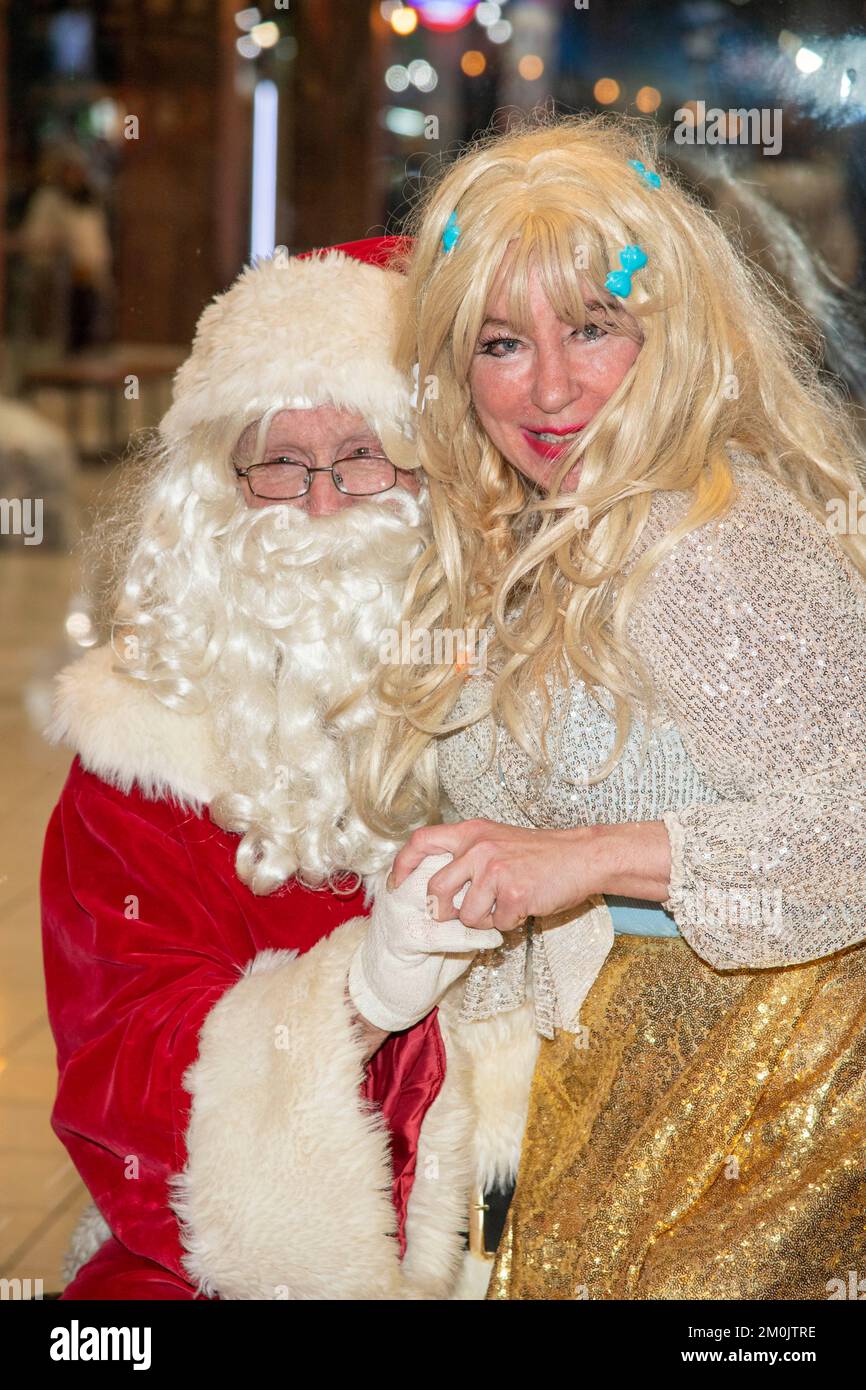 Al Burke - Santa, Tiffinni Saint Ranae partecipare Christy’s Foundation celebra la 'Stagione del dare' sponsorizzata dai Footbuddys al Topanga Mall, Los Angeles, CA dicembre 5 2022 Foto Stock