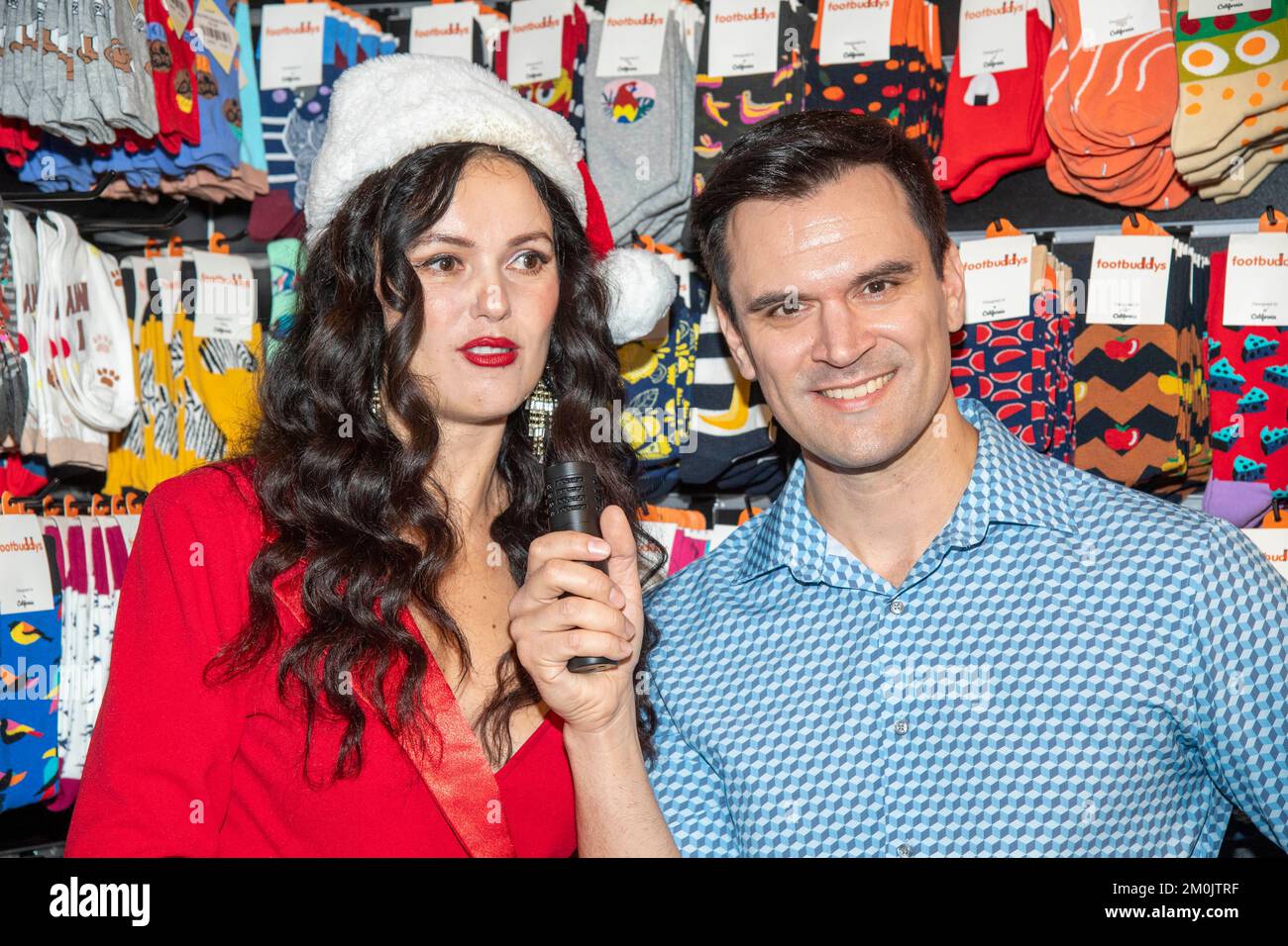 Natasha Blasick, Kash Hovey partecipa alla Christy's Foundation celebra la "Stagione del dare" sponsorizzata dai Footbuddys al Topanga Mall, Los Angeles, CA, dicembre 5 2022 Foto Stock