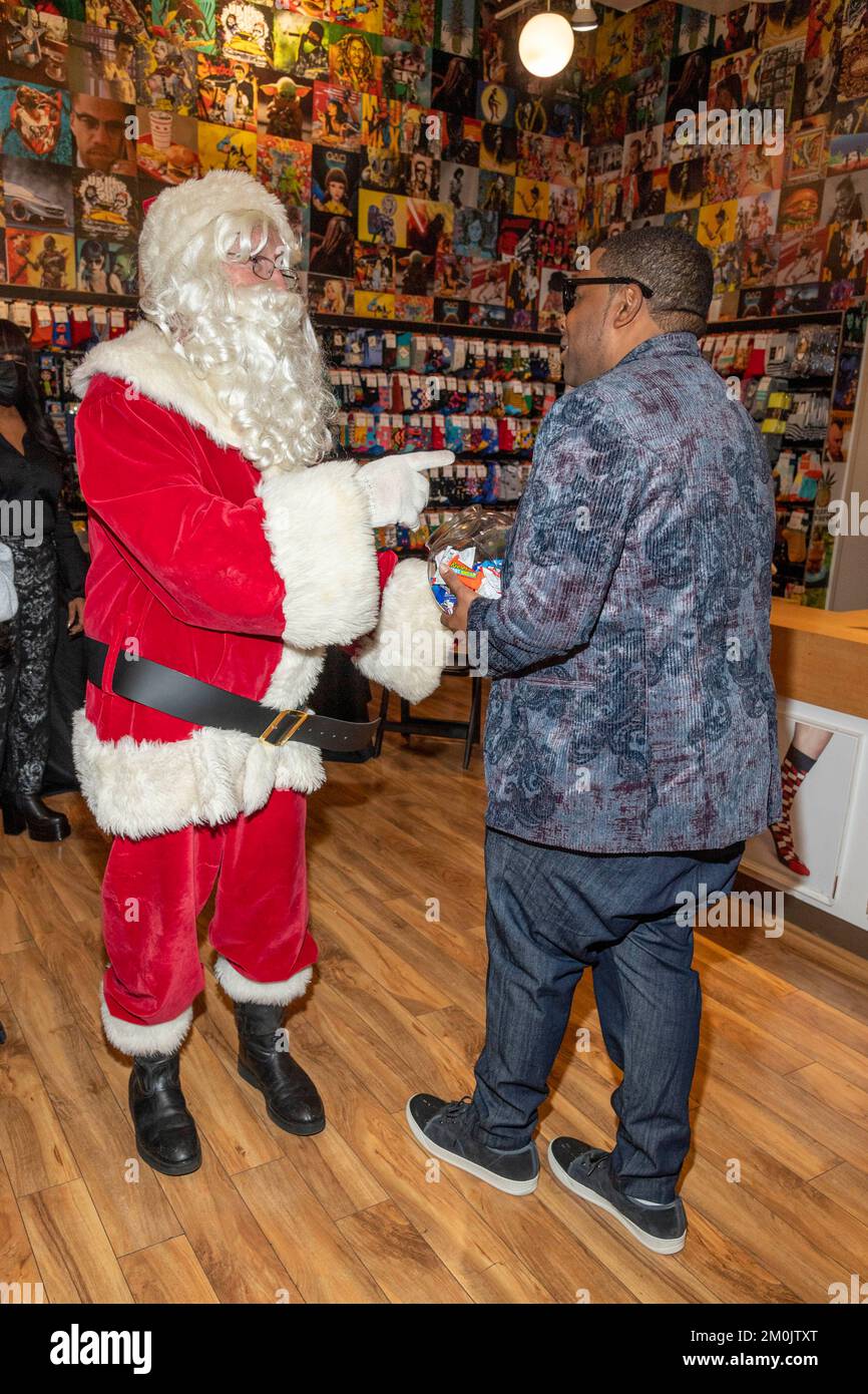 Al Burke - Santa, Kenan Thompson partecipa alla Christy's Foundation celebra la 'Stagione del dare' sponsorizzata dai Footbuddys al Topanga Mall, Los Angeles, CA, dicembre 5 2022 Foto Stock