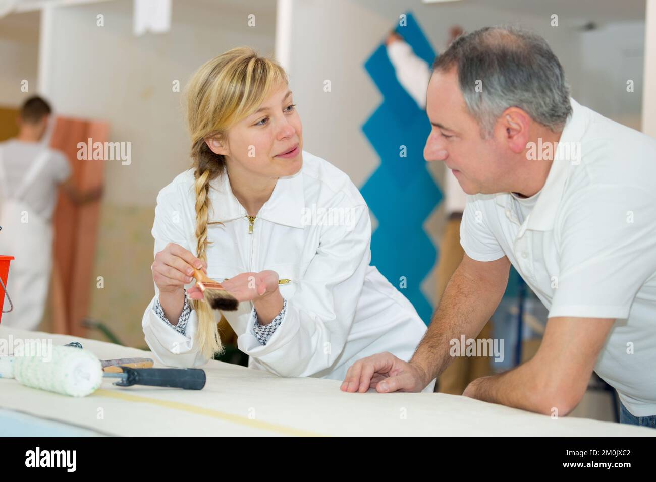 giovane pittore casa e decoratore apprendista Foto Stock