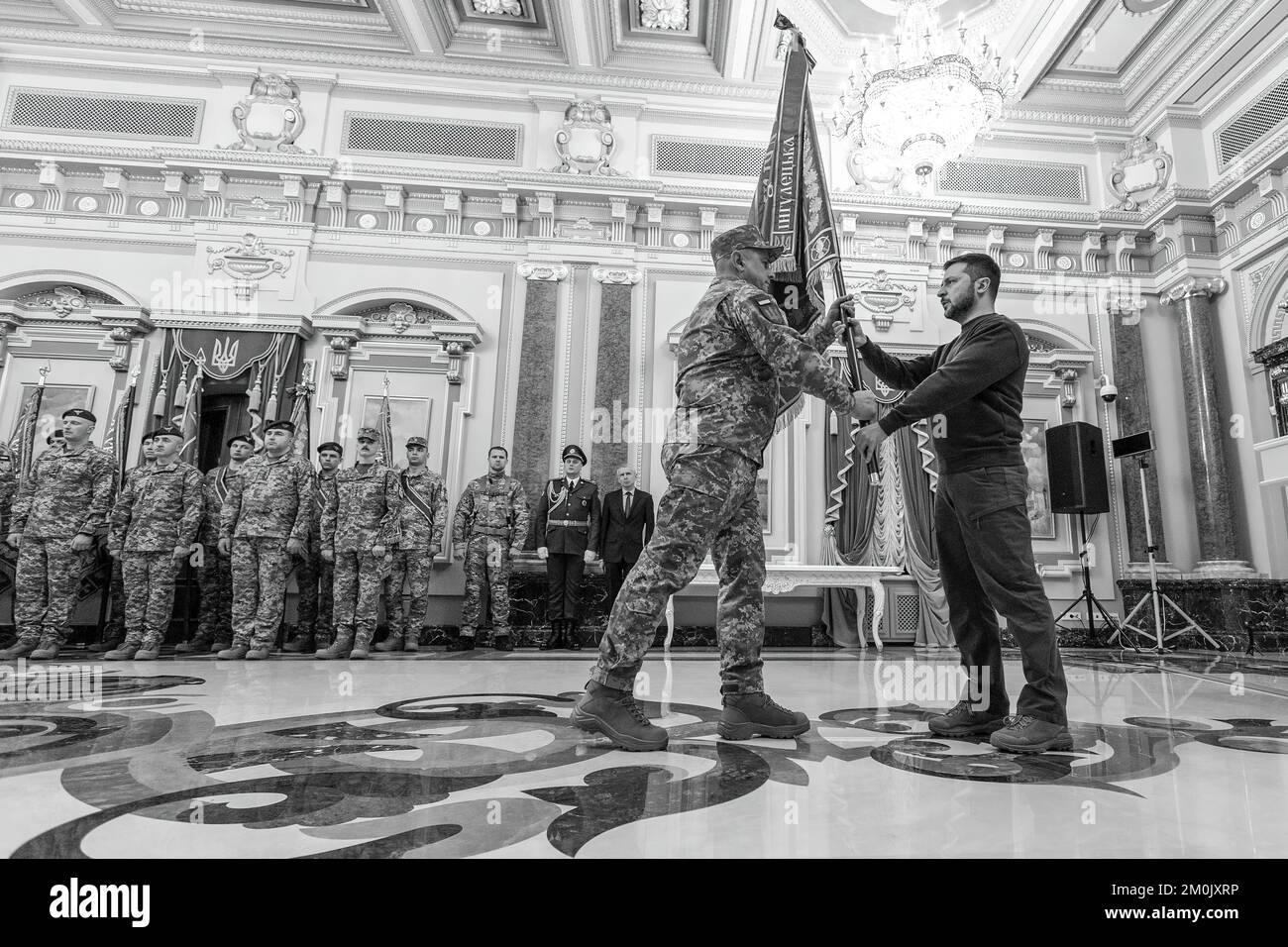 In occasione della Giornata delle forze Armate dell'Ucraina, il presidente Volodymyr Zelenskyy ha consegnato premi statali ai militari, bandiere da battaglia ai comandanti delle unità militari, titoli onorari e nastri del premio onorario presidenziale "per coraggio e Bravery". La solenne cerimonia si è svolta nel Palazzo Mariyinsky nella capitale. Il Presidente ha notato che migliaia di ucraini hanno dato la vita per il giorno che verrà, quando non rimane un solo occupante sulla nostra terra e tutti i nostri cittadini sono nuovamente liberi. I partecipanti hanno onorato con un momento di silenzio la memoria di tutti coloro che sono morti. Foto Stock