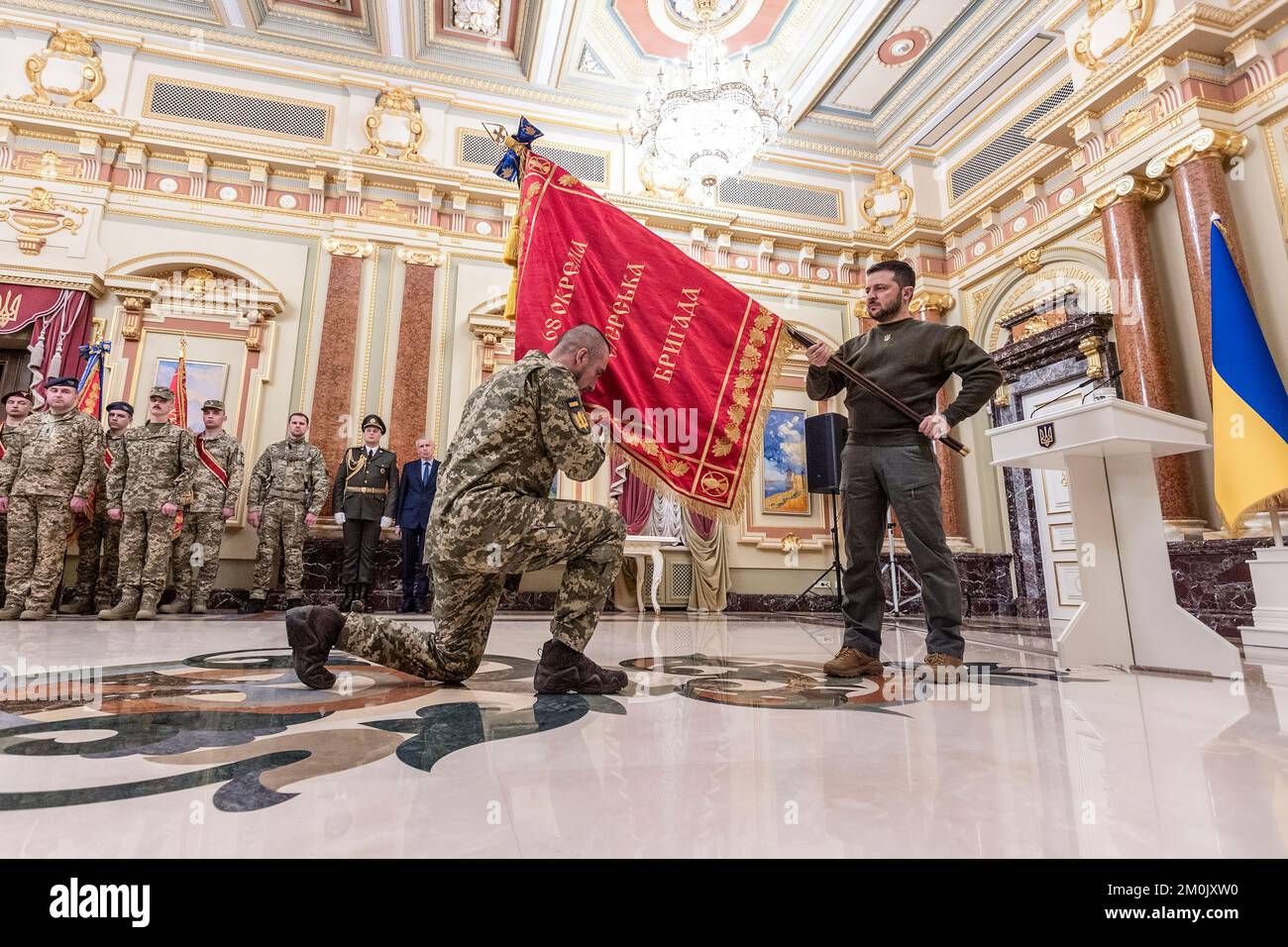 In occasione della Giornata delle forze Armate dell'Ucraina, il presidente Volodymyr Zelenskyy ha consegnato premi statali ai militari, bandiere da battaglia ai comandanti delle unità militari, titoli onorari e nastri del premio onorario presidenziale "per coraggio e Bravery". La solenne cerimonia si è svolta nel Palazzo Mariyinsky nella capitale. Il Presidente ha notato che migliaia di ucraini hanno dato la vita per il giorno che verrà, quando non rimane un solo occupante sulla nostra terra e tutti i nostri cittadini sono nuovamente liberi. I partecipanti hanno onorato con un momento di silenzio la memoria di tutti coloro che sono morti. Foto Stock