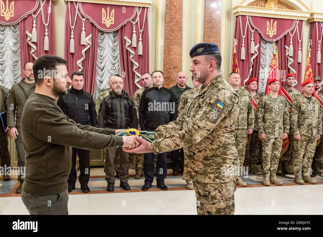 In occasione della Giornata delle forze Armate dell'Ucraina, il presidente Volodymyr Zelenskyy ha consegnato premi statali ai militari, bandiere da battaglia ai comandanti delle unità militari, titoli onorari e nastri del premio onorario presidenziale "per coraggio e Bravery". La solenne cerimonia si è svolta nel Palazzo Mariyinsky nella capitale. Il Presidente ha notato che migliaia di ucraini hanno dato la vita per il giorno che verrà, quando non rimane un solo occupante sulla nostra terra e tutti i nostri cittadini sono nuovamente liberi. I partecipanti hanno onorato con un momento di silenzio la memoria di tutti coloro che sono morti. Foto Stock