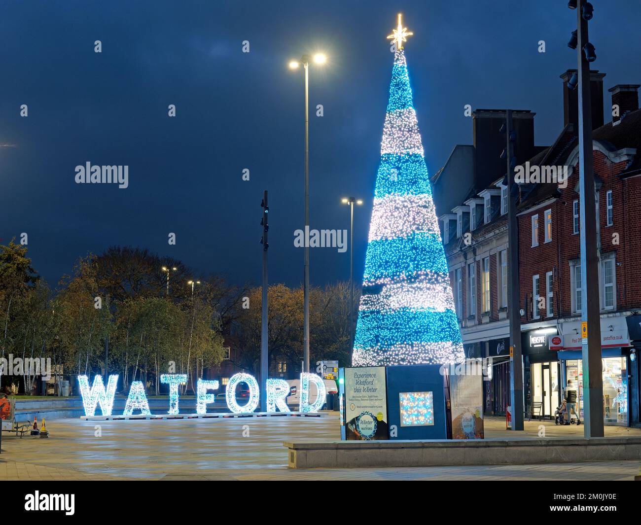 Coloratissime decorazioni natalizie di notte nella Parata nel centro di Watford nel 2022 Foto Stock