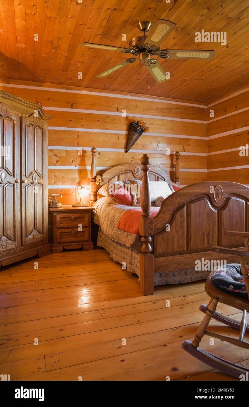 Antico letto a baldacchino in legno e tavolo da notte in camera da letto  all'interno 1978 costruito replica della vecchia casa in tronchi 1800s Foto  stock - Alamy