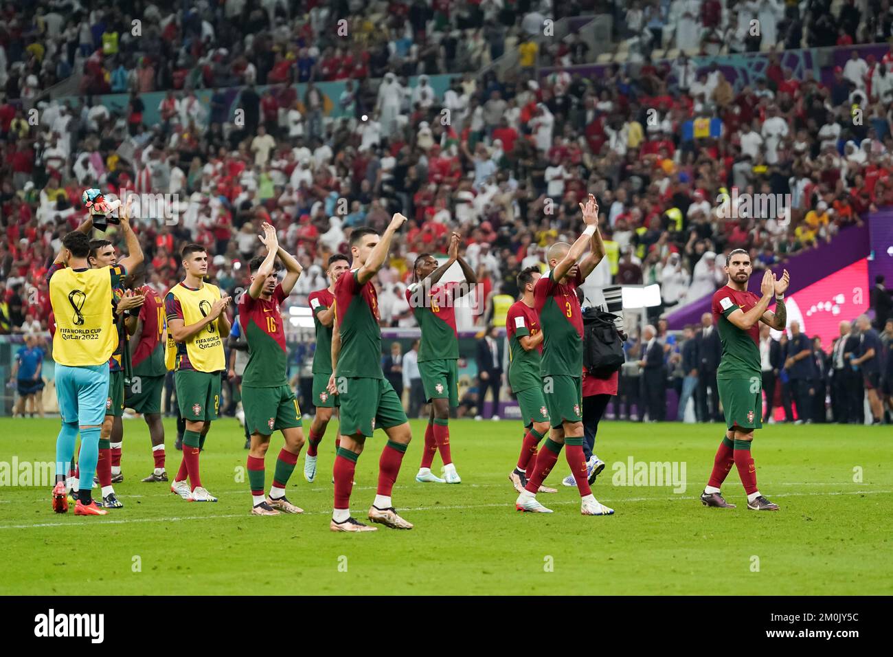 Lusail, Lusail, Qatar, Qatar. 6th Dec, 2022. LUSAIL, QATAR - 6 DICEMBRE: I giocatori del Portogallo applaudono i tifosi dopo la Coppa del mondo FIFA Qatar 2022 Round of 16 match tra Portogallo e Svizzera al Lusail Stadium il 6 dicembre 2022 a Lusail, Qatar. (Credit Image: © Florencia Tan Jun/PX Imagens via ZUMA Press Wire) Foto Stock