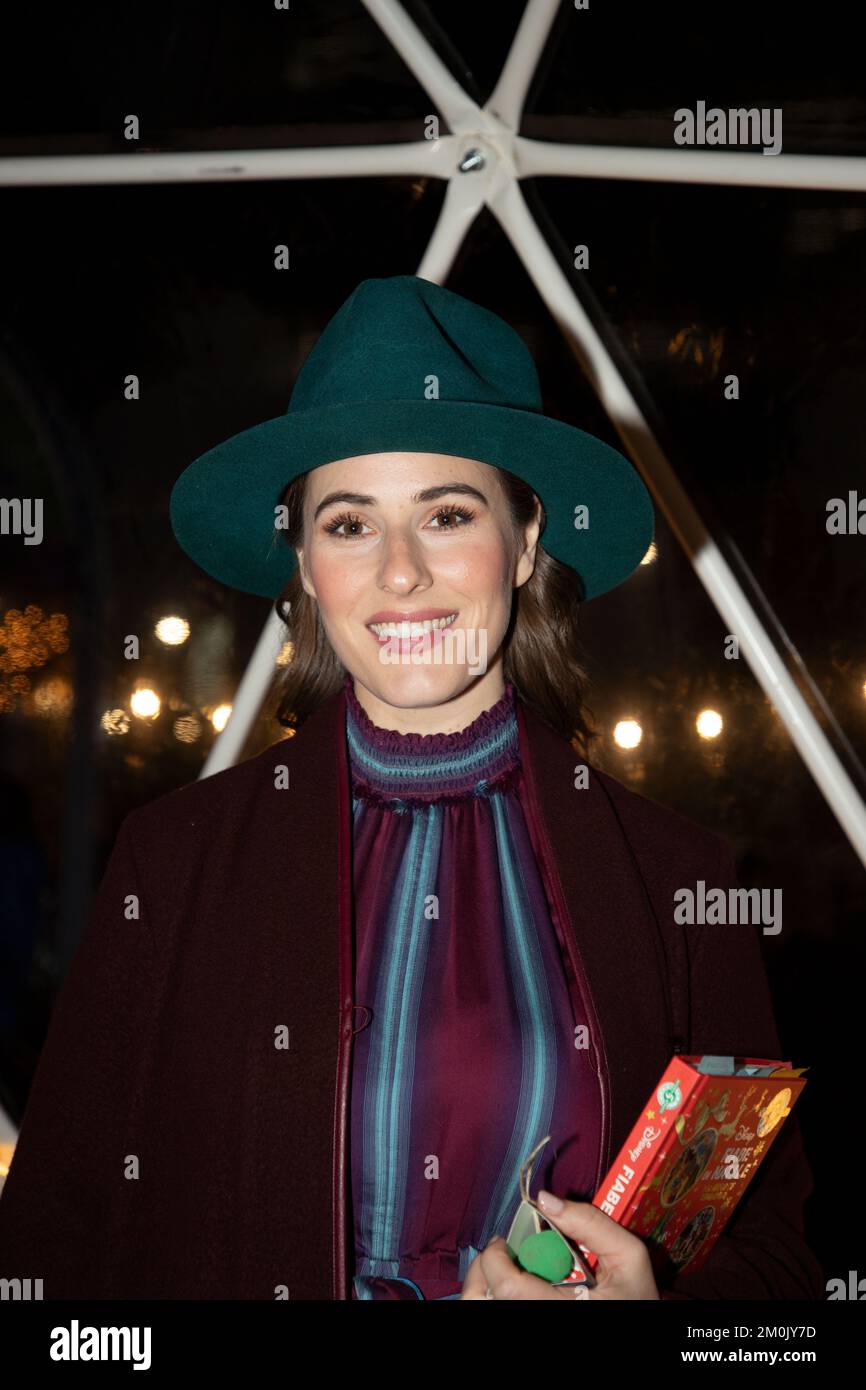 Milano, . 06th Dec, 2022. Illuminazione dell'albero dei desideri, Disney per il make-A-wish e inaugurazione del Villaggio di Natale in CityLife Shopping Discrict in foto: Diana del Bufalo Credit: Independent Photo Agency/Alamy Live News Foto Stock