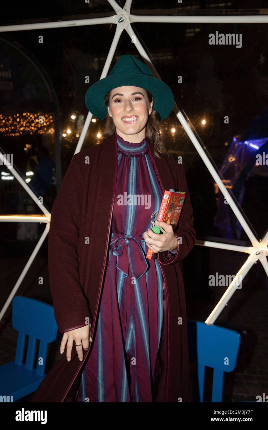 Milano, . 06th Dec, 2022. Illuminazione dell'albero dei desideri, Disney per il make-A-wish e inaugurazione del Villaggio di Natale in CityLife Shopping Discrict in foto: Diana del Bufalo Credit: Independent Photo Agency/Alamy Live News Foto Stock