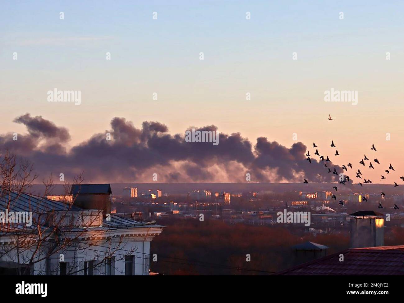 Kursk, Russia. 07th Dec, 2022. Il fumo sorge dalla zona dell'aeroporto di Kursk fuori Kursk, Russia, martedì, dicembre. 6, 2022 Un incendio scoppiato in un aeroporto nella regione meridionale del Kursk Russias che confina con l'Ucraina è stato il risultato di un attacco di droni, il governatore regionale del Kursk ha detto martedì, un giorno dopo che Mosca ha accusato Kyiv di attacchi di droni su due basi aeree profonde all'interno della Russia. Photo by Administration of the Kursk region /UPI Credit: UPI/Alamy Live News Foto Stock