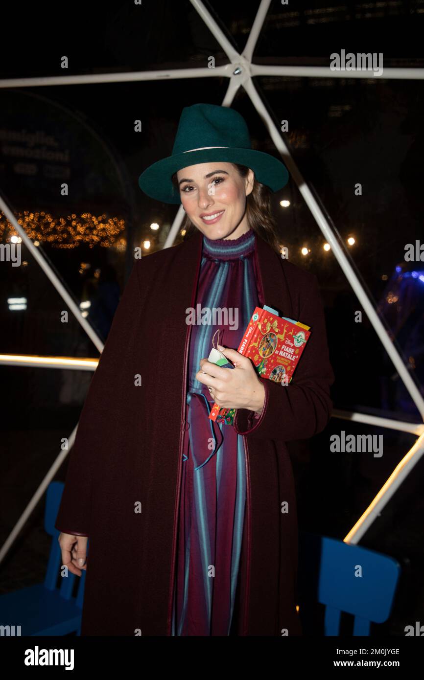 Milano, . 06th Dec, 2022. Illuminazione dell'albero dei desideri, Disney per il make-A-wish e inaugurazione del Villaggio di Natale in CityLife Shopping Discrict in foto: Diana del Bufalo Credit: Independent Photo Agency/Alamy Live News Foto Stock
