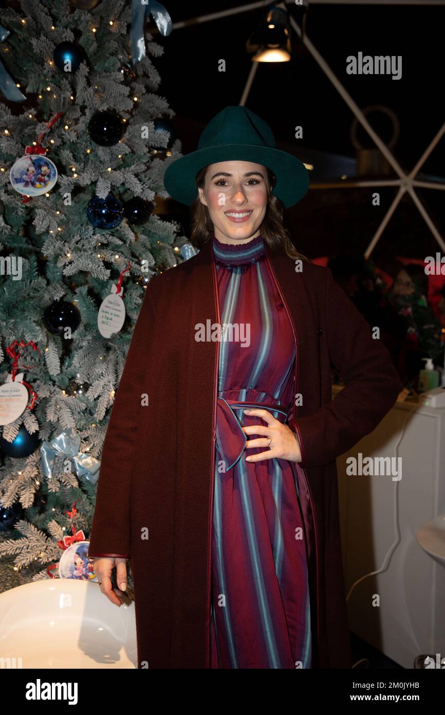 Milano, . 06th Dec, 2022. Illuminazione dell'albero dei desideri, Disney per il make-A-wish e inaugurazione del Villaggio di Natale in CityLife Shopping Discrict in foto: Diana del Bufalo Credit: Independent Photo Agency/Alamy Live News Foto Stock