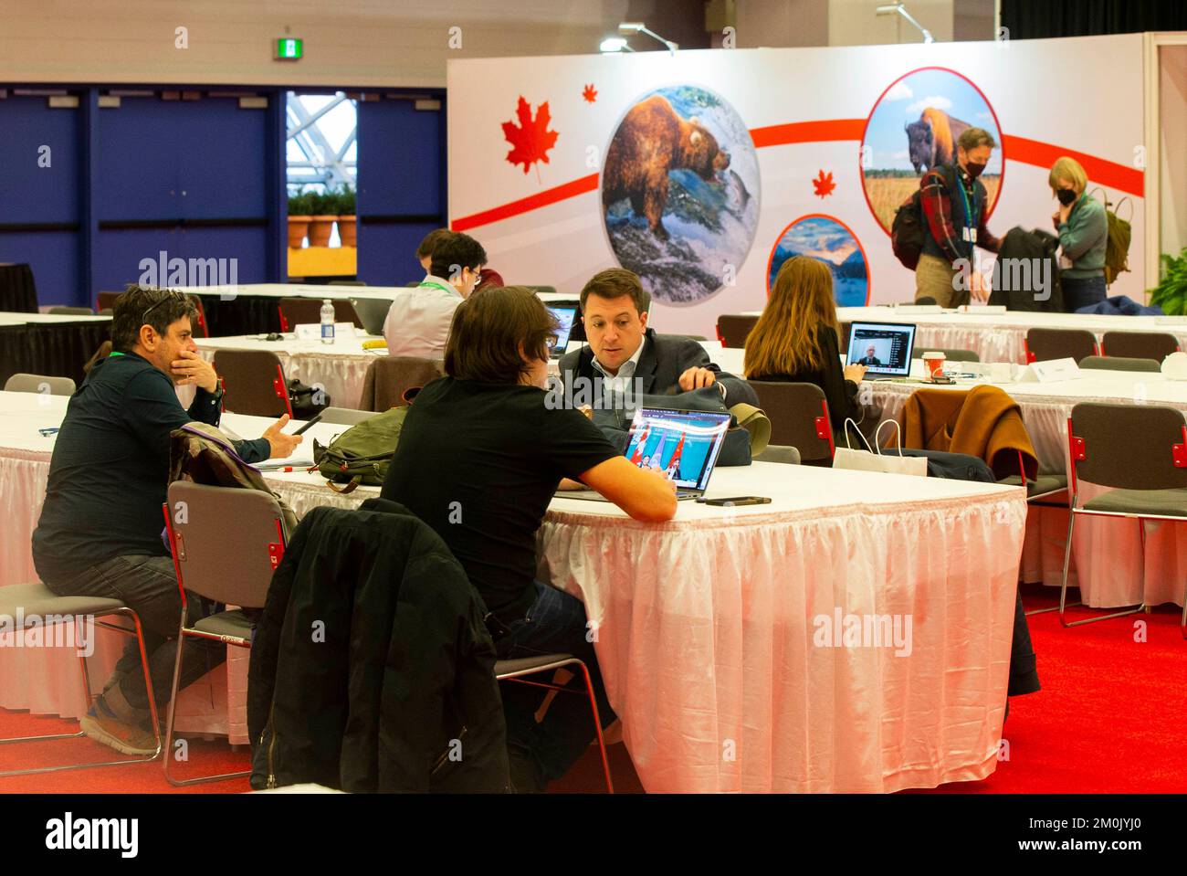 Montreal, Canada. 6th Dec, 2022. I membri dei media lavorano presso un centro di comunicazione della seconda parte della 15th riunione della Conferenza delle parti (COP15) della Convenzione delle Nazioni Unite sulla diversità biologica (CBD) a Montreal, Canada, il 6 dicembre 2022. La seconda parte della 15th riunione della Conferenza delle parti (COP15) è prevista per il 7-19 dicembre a Montreal. Credit: Zou Zheng/Xinhua/Alamy Live News Foto Stock