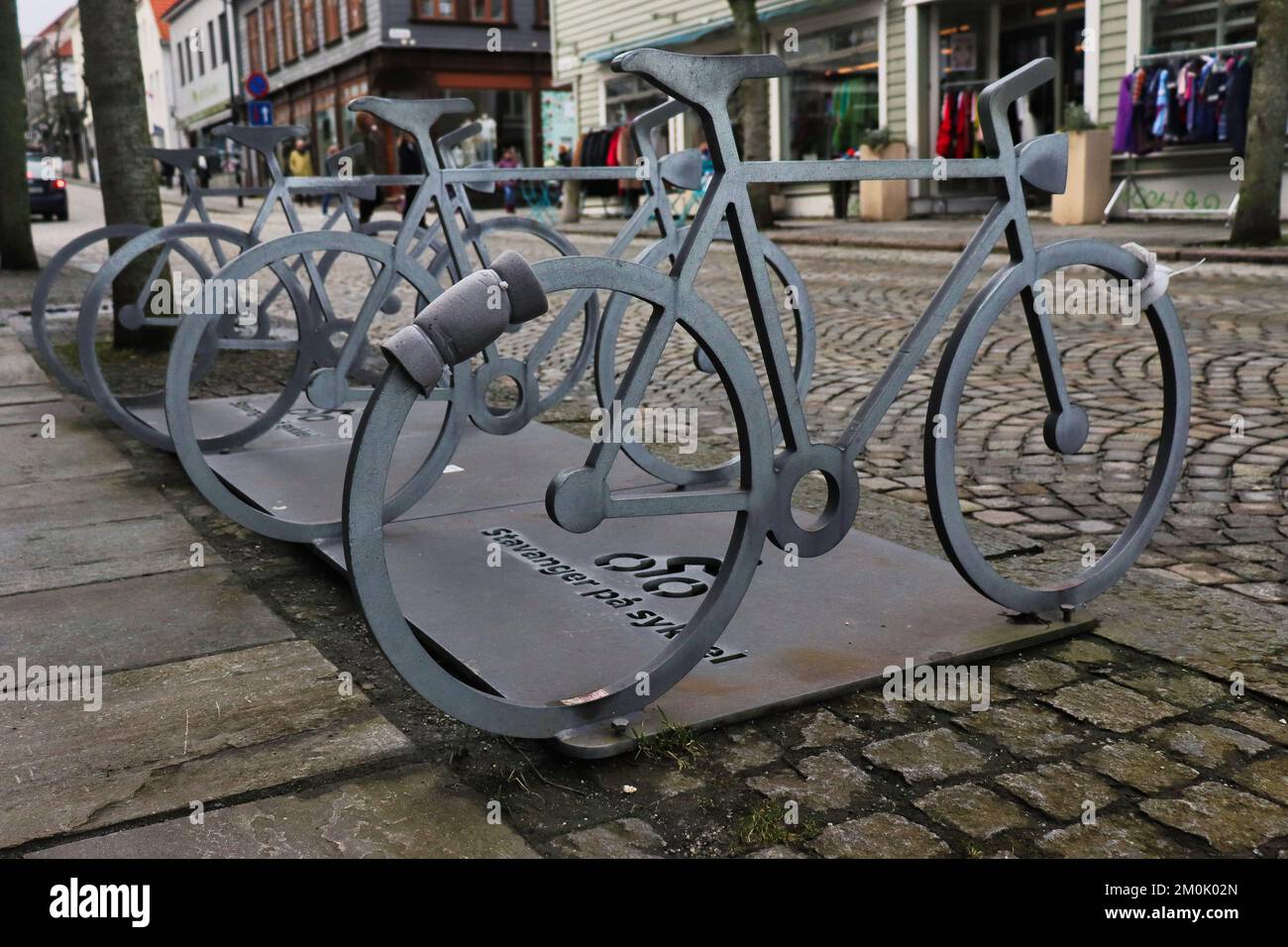 Parcheggio grigio metallizzato per biciclette a Stavanger Foto Stock