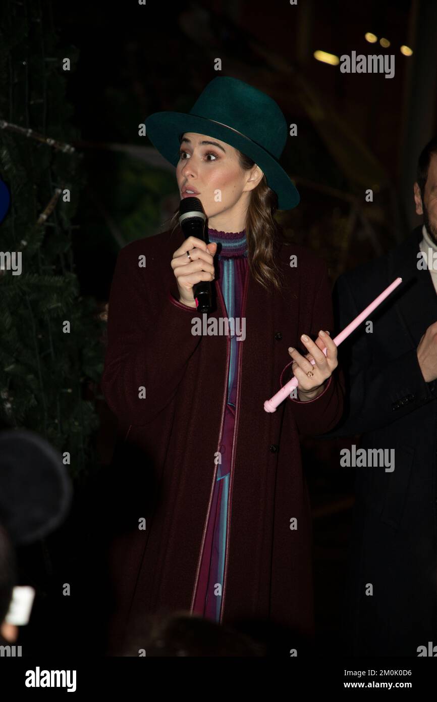 Milano, . 06th Dec, 2022. Illuminazione dell'albero dei desideri, Disney per il make-A-wish e inaugurazione del Villaggio di Natale in CityLife Shopping Discrict in foto: Diana del Bufalo Credit: Independent Photo Agency/Alamy Live News Foto Stock