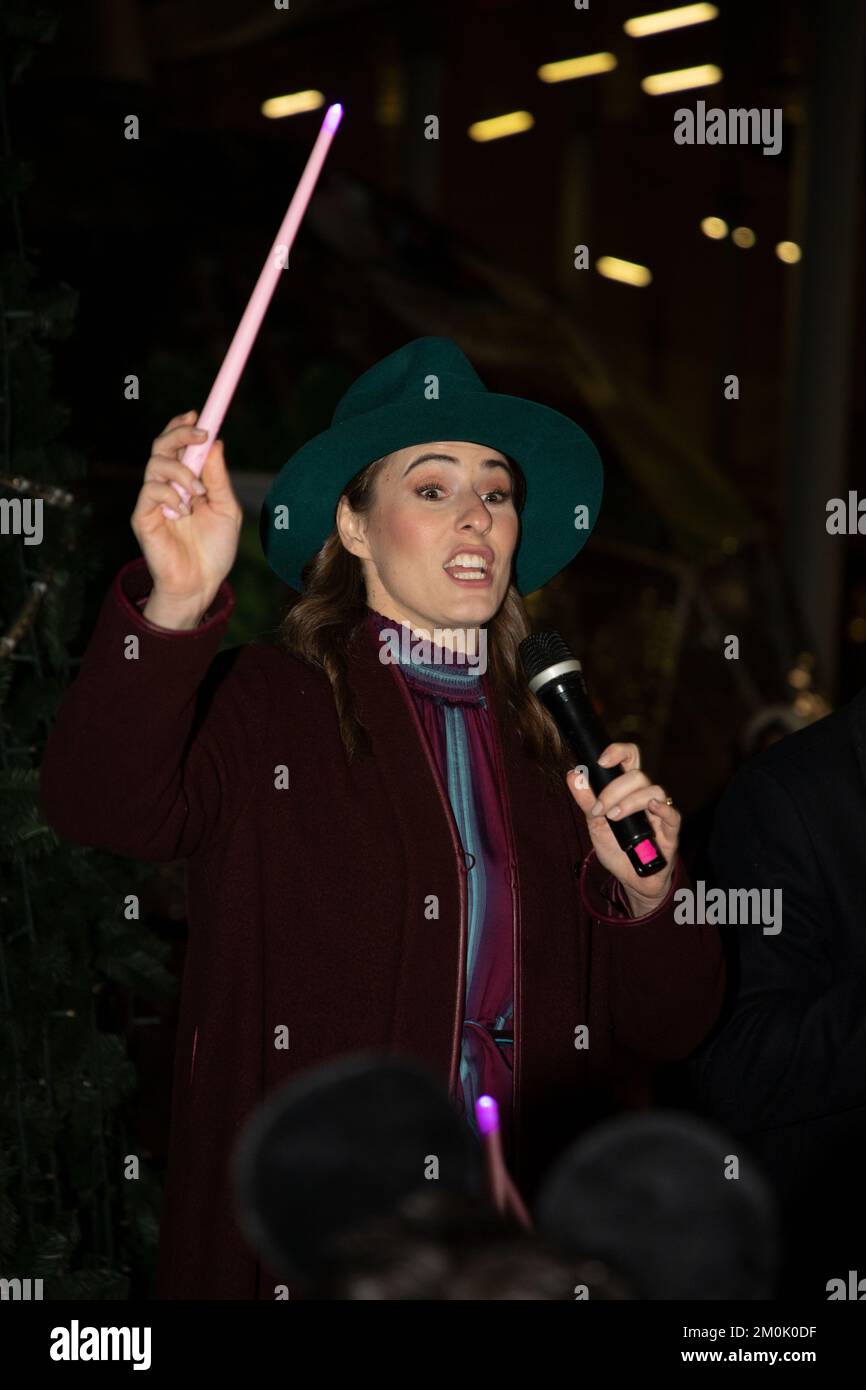 Milano, . 06th Dec, 2022. Illuminazione dell'albero dei desideri, Disney per il make-A-wish e inaugurazione del Villaggio di Natale in CityLife Shopping Discrict in foto: Diana del Bufalo Credit: Independent Photo Agency/Alamy Live News Foto Stock