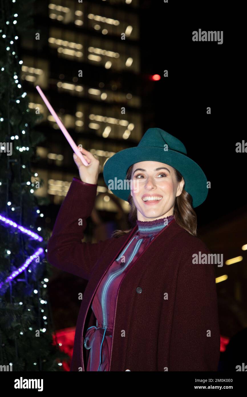 Milano, . 06th Dec, 2022. Illuminazione dell'albero dei desideri, Disney per il make-A-wish e inaugurazione del Villaggio di Natale in CityLife Shopping Discrict in foto: Diana del Bufalo Credit: Independent Photo Agency/Alamy Live News Foto Stock