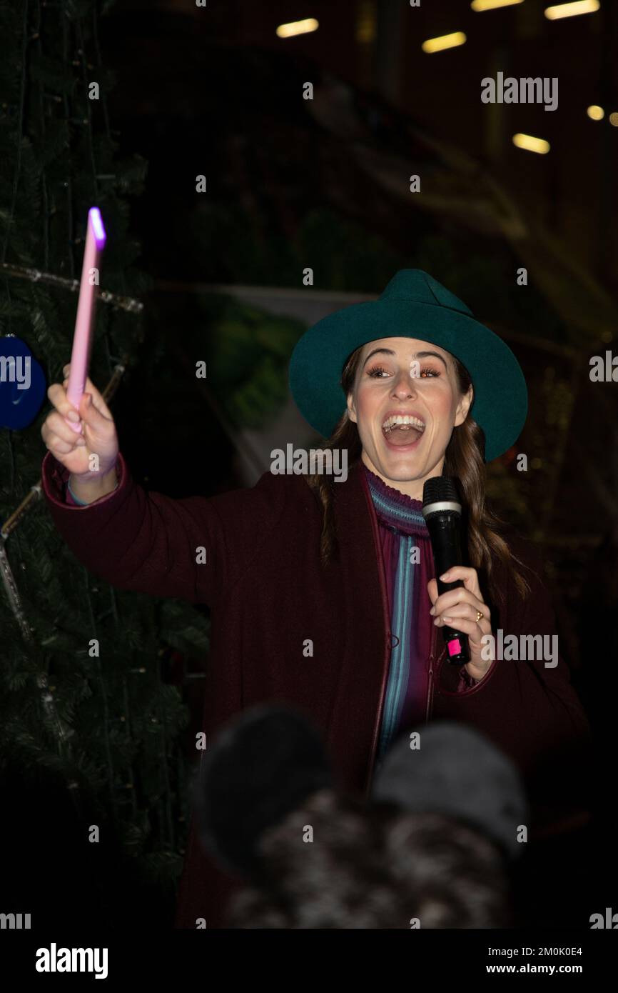 Milano, . 06th Dec, 2022. Illuminazione dell'albero dei desideri, Disney per il make-A-wish e inaugurazione del Villaggio di Natale in CityLife Shopping Discrict in foto: Diana del Bufalo Credit: Independent Photo Agency/Alamy Live News Foto Stock