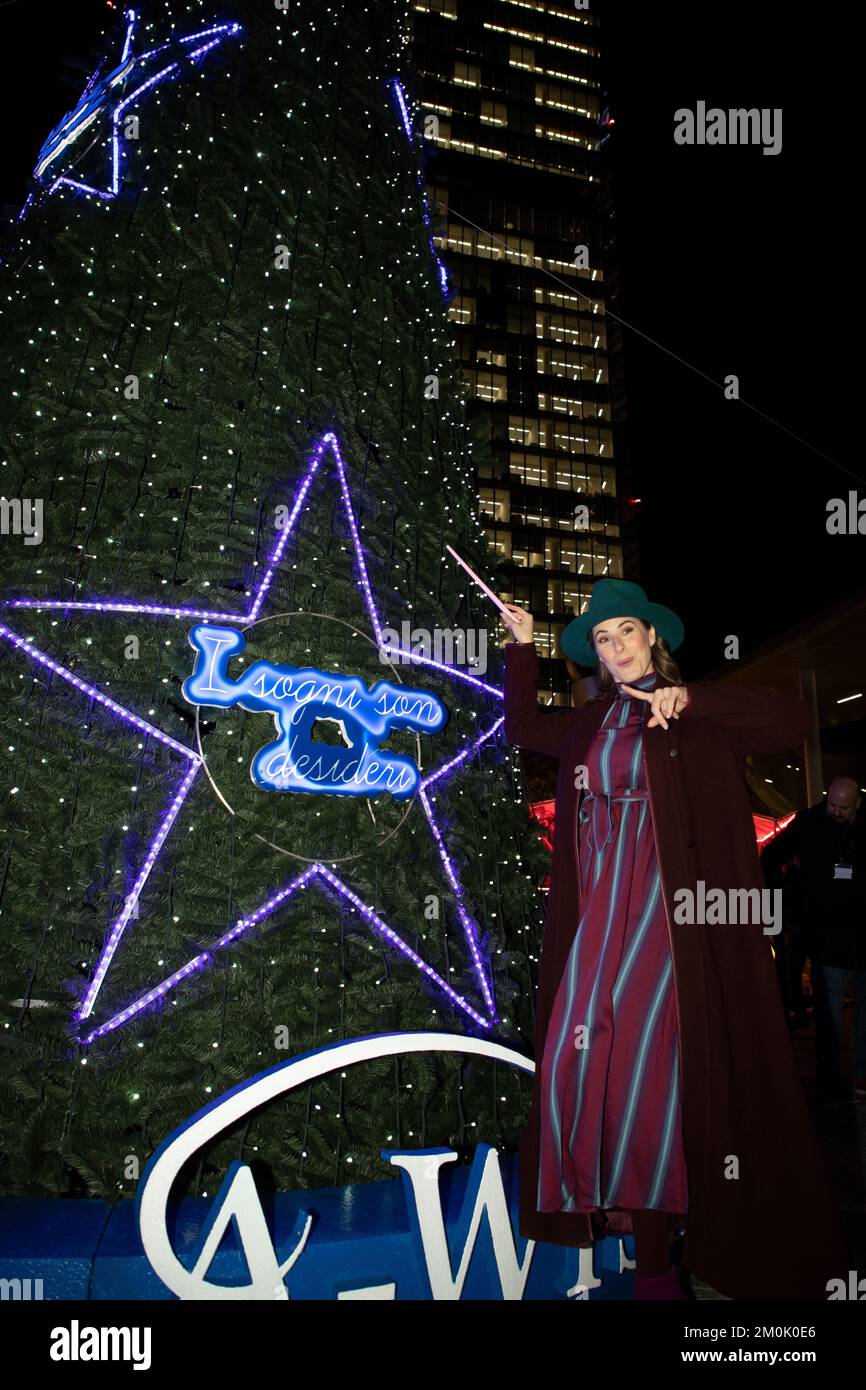 Milano, . 06th Dec, 2022. Illuminazione dell'albero dei desideri, Disney per il make-A-wish e inaugurazione del Villaggio di Natale in CityLife Shopping Discrict in foto: Diana del Bufalo Credit: Independent Photo Agency/Alamy Live News Foto Stock