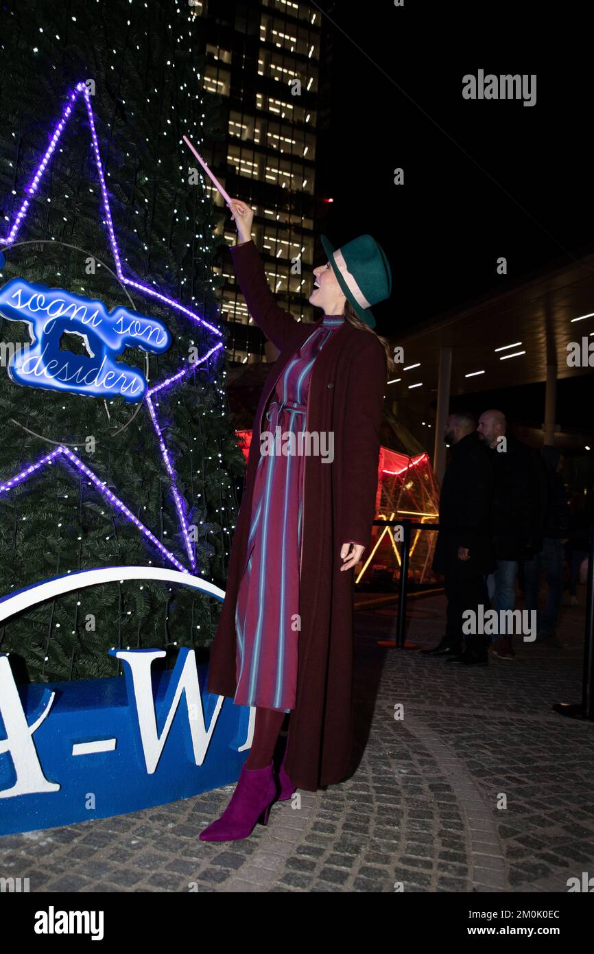 Milano, . 06th Dec, 2022. Illuminazione dell'albero dei desideri, Disney per il make-A-wish e inaugurazione del Villaggio di Natale in CityLife Shopping Discrict in foto: Diana del Bufalo Credit: Independent Photo Agency/Alamy Live News Foto Stock