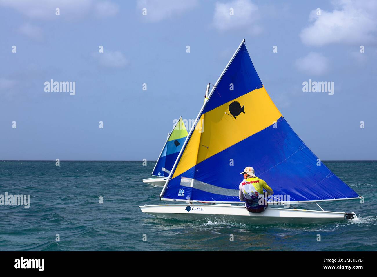 ORANJESTAD, ARUBA - 27 MARZO 2022: Piccole barche a vela lungo la costa a Surfside Beach a Oranjestad, sull'isola caraibica di Aruba Foto Stock