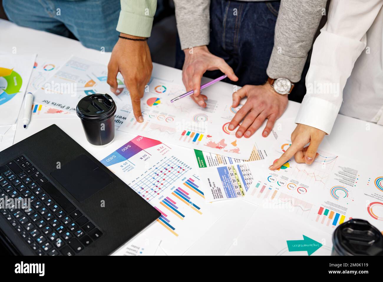 Brainstorming progetto creativo lavoro di squadra, primo piano delle mani del team di sviluppatori di app per telefono cellulare riunione sul layout prototipo dello schermo per smartphone Foto Stock