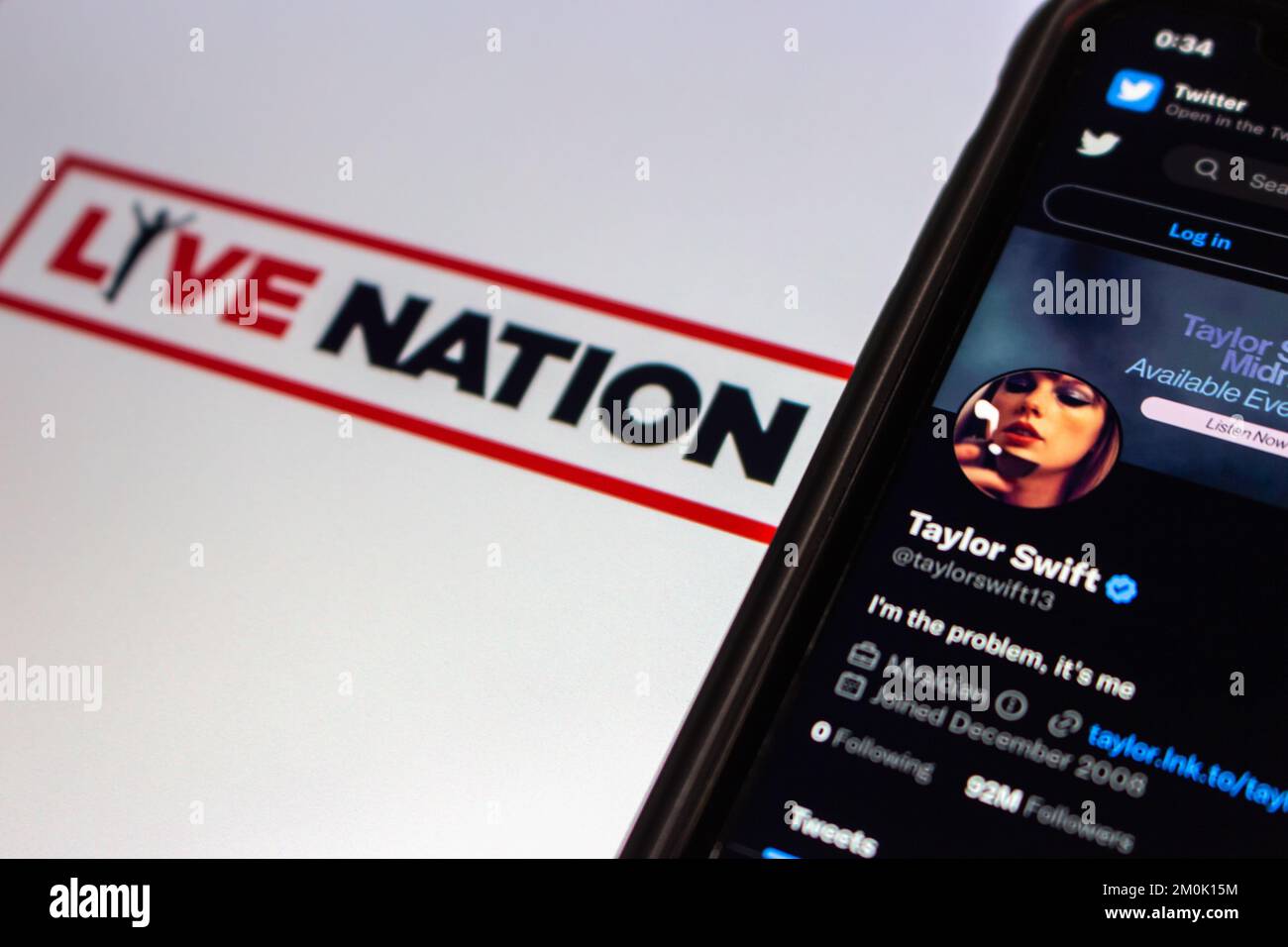 Account Twitter del popolare cantante-songwriter americano Taylor Swift in Twitter sito web visto in iPhone su Live Nation logo background. Messa a fuoco selettiva Foto Stock