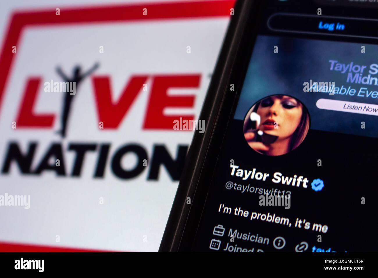 Account Twitter del popolare cantante-songwriter americano Taylor Swift in Twitter sito web visto in iPhone su Live Nation logo background. Messa a fuoco selettiva Foto Stock