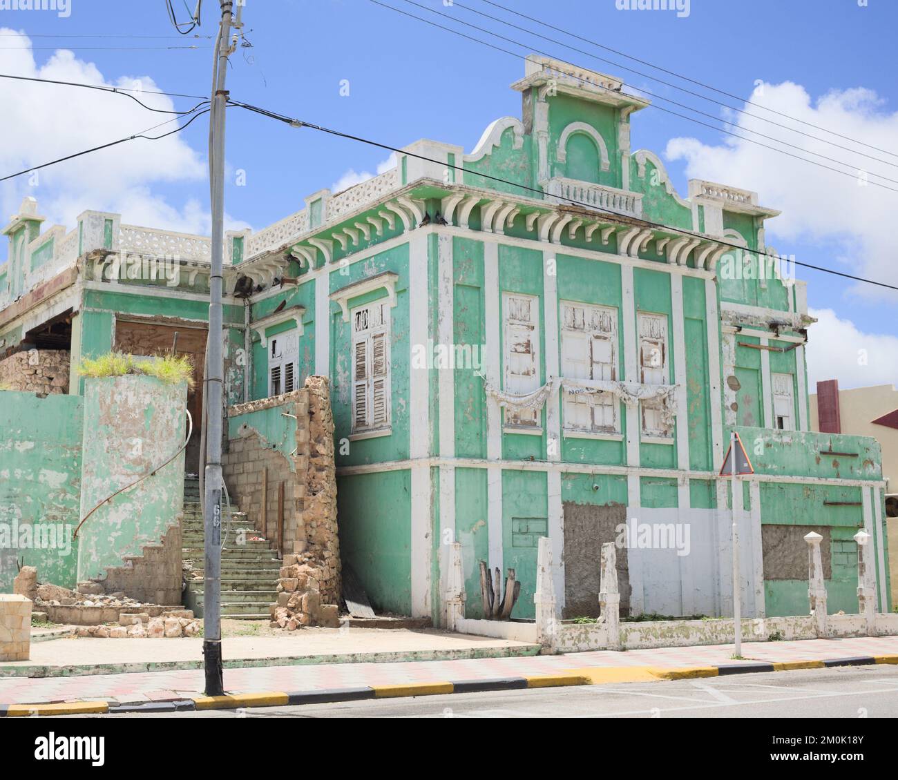 ORANJESTAD, ARUBA - 17 LUGLIO 2022: Un vecchio edificio fatiscente lungo Wilhelminastraat nel centro della città di Oranjestad su Aruba Foto Stock