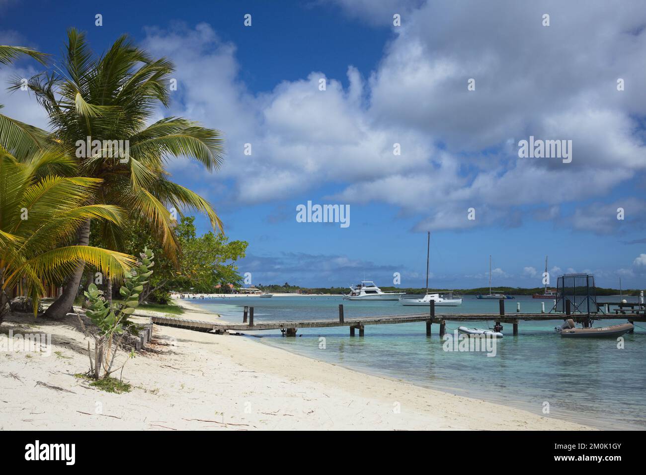 ORANJESTAD, ARUBA - 17 LUGLIO 2022: Molo che funge da molo per le barche che ancorano a Surfside Beach a Oranjestad sull'isola caraibica di Aruba Foto Stock