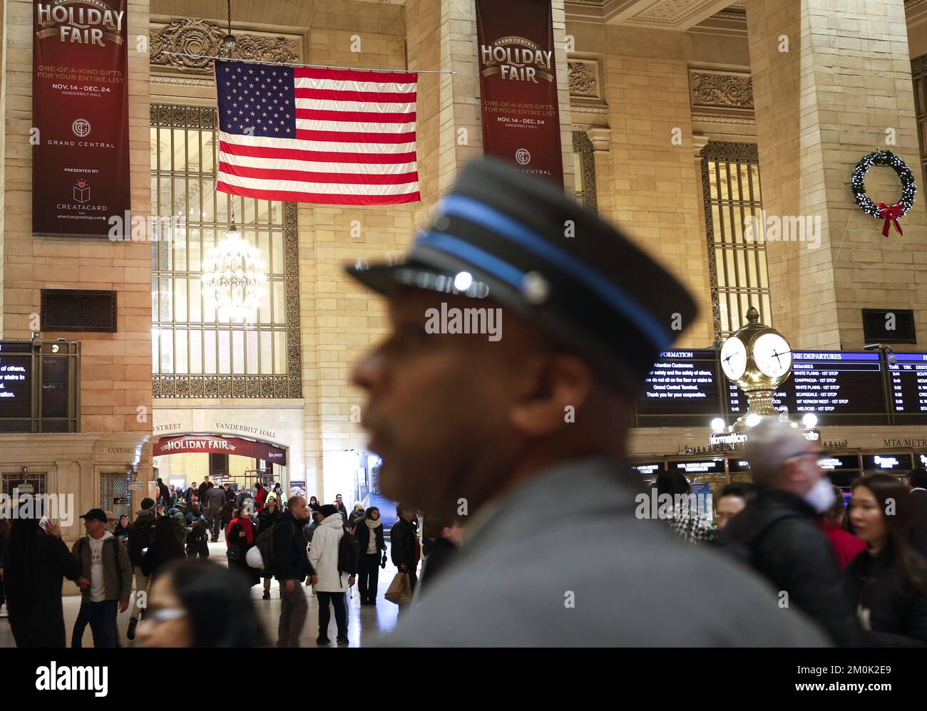 New York, Stati Uniti. 06th Dec, 2022. I lavoratori della Metro North Railroad si trovano al Grand Central Terminal mentre i viaggiatori passano attraverso la stazione martedì 6 dicembre 2022 a New York City. La scorsa settimana l'amministrazione Biden ha lavorato con successo per evitare scioperi ferroviari. Foto di John Angelillo/UPI Credit: UPI/Alamy Live News Foto Stock