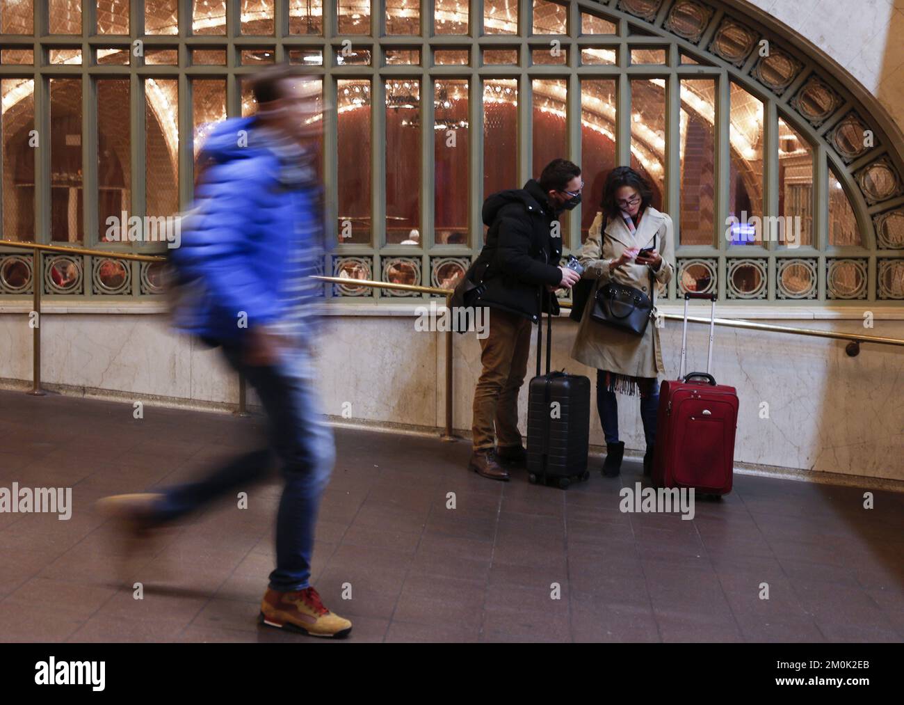 New York, Stati Uniti. 06th Dec, 2022. I viaggiatori camminano nel Grand Central Terminal martedì 6 dicembre 2022 a New York City. La scorsa settimana l'amministrazione Biden ha lavorato con successo per evitare scioperi ferroviari. Foto di John Angelillo/UPI Credit: UPI/Alamy Live News Foto Stock