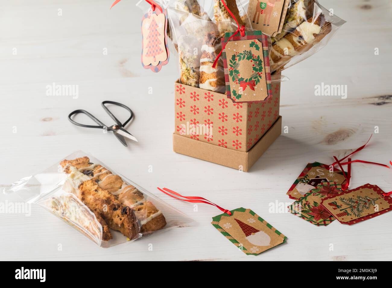 Gli articoli utilizzati per preparare i biscotti trattano le borse come regali per le feste. Foto Stock