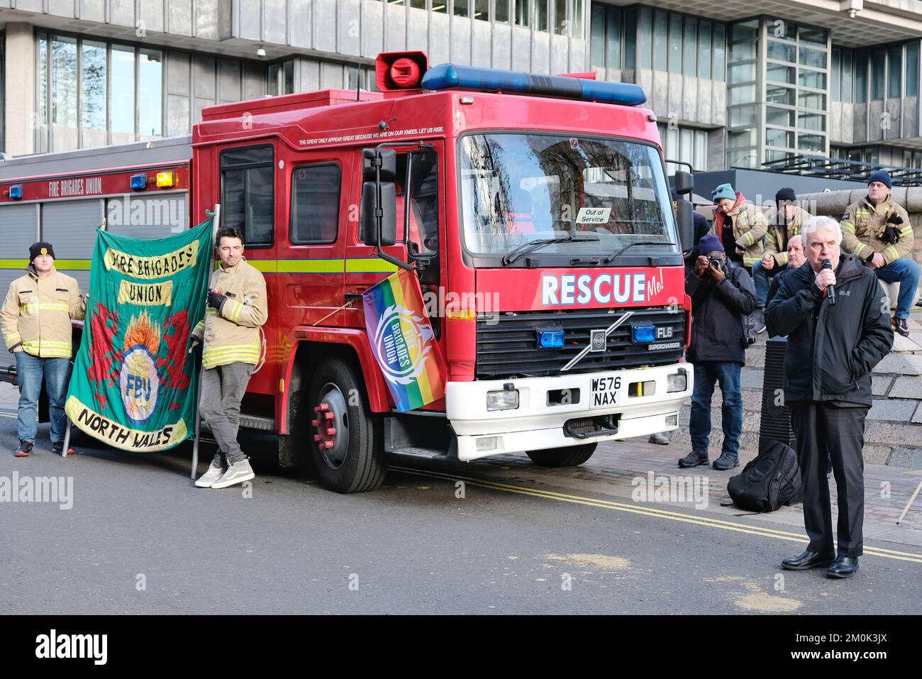 Londra, Regno Unito. 6th dicembre 2022. L'Unione dei Vigili del fuoco (LFU) sta facendo palleggiare i membri per l'azione industriale in seguito al rifiuto di un aumento delle retribuzioni del 5%. Centinaia di vigili del fuoco hanno partecipato a un raduno a Westminster prima di incontrare i parlamentari, mentre la votazione si è aperta il 5th dicembre e si chiude il 30th gennaio. Credit: Undicesima ora di Fotografia/Alamy Live News Foto Stock