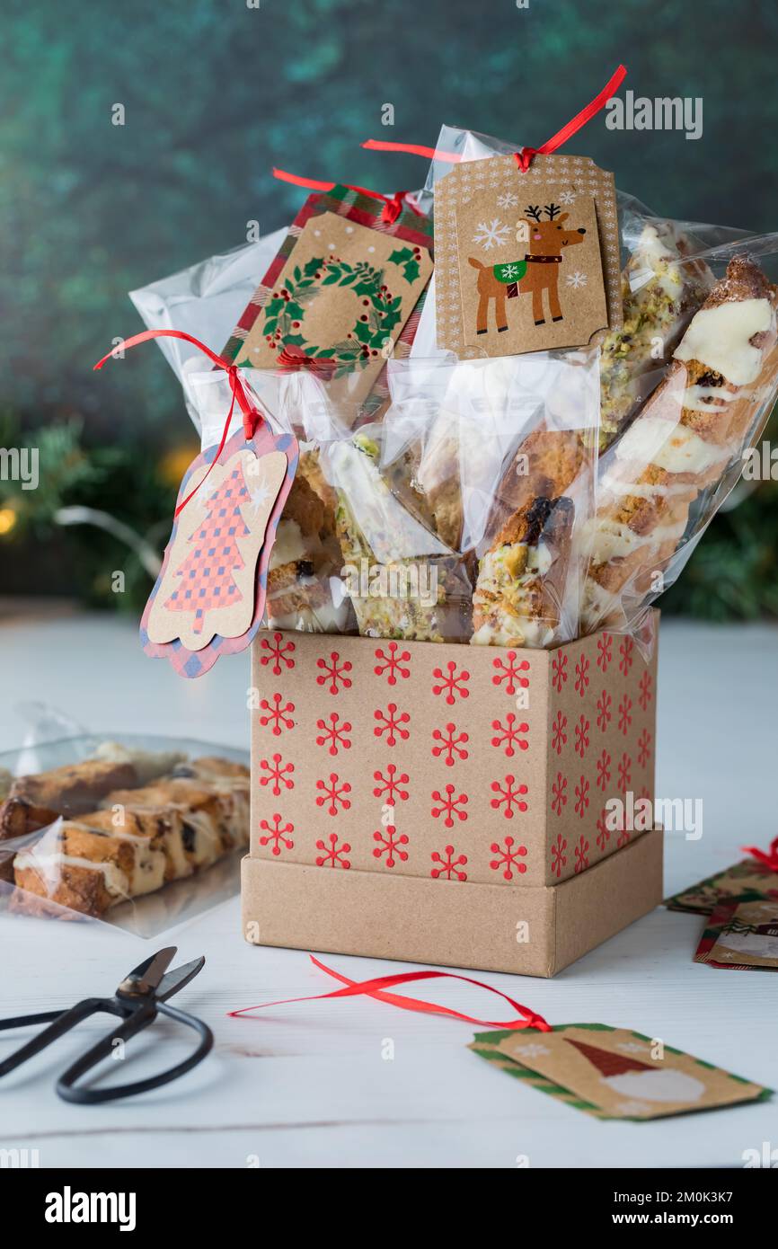 Preparare i biscotti trattare le borse come regali per le vacanze. Foto Stock