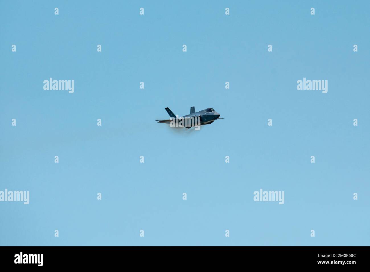 STATI UNITI Il maggiore dell'aeronautica Kristin Wolfe, comandante, F-35A Lightning II Demonstration Team, 388th Fighter Wing, Hill Air Force base, Utah, esegue una dimostrazione di capacità dell'aereo F-35A Lightning II alla Joint base Andrews 2022 Air & Space Expo Airshow, JB Andrews, M., 17 settembre 2022. Gli Airshows offrono alle persone l'opportunità di vedere le capacità aeree militari degli Stati Uniti in azione e di incontrare i membri del servizio che volano e effettuano la manutenzione delle apparecchiature. (STATI UNITI Foto dell'Aeronautica militare del Maestro Sgt. Nicholas Priest) Foto Stock