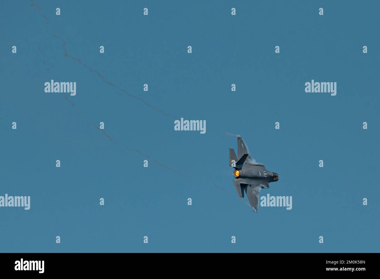 STATI UNITI Il maggiore dell'aeronautica Kristin Wolfe, comandante, F-35A Lightning II Demonstration Team, 388th Fighter Wing, Hill Air Force base, Utah, esegue una dimostrazione di capacità dell'aereo F-35A Lightning II alla Joint base Andrews 2022 Air & Space Expo Airshow, JB Andrews, M., 17 settembre 2022. Gli Airshows offrono alle persone l'opportunità di vedere le capacità aeree militari degli Stati Uniti in azione e di incontrare i membri del servizio che volano e effettuano la manutenzione delle apparecchiature. (STATI UNITI Foto dell'Aeronautica militare del Maestro Sgt. Nicholas Priest) Foto Stock