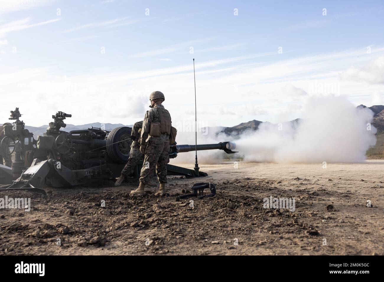 STATI UNITI Marines with India Battery, 1st Battaglione, 11th Marine Regiment, 1st Marine Division, spara un howitzer leggero 155mm M777A2 durante un esercizio di addestramento diretto al fuoco come parte di Steel Knight 23 presso Marine Corps base Camp Pendleton, California, 5 dicembre 2022. Steel Knight è un esercizio annuale combinato di armi da fuoco che assicura che 1st MARDIV sia ottimizzato per la guerra navale di spedizione negli spazi contesi, ed è appositamente costruito per facilitare le operazioni future a terra e a galla. (STATI UNITI Corpo marino foto di CPL. Cameron Hermanet) Foto Stock