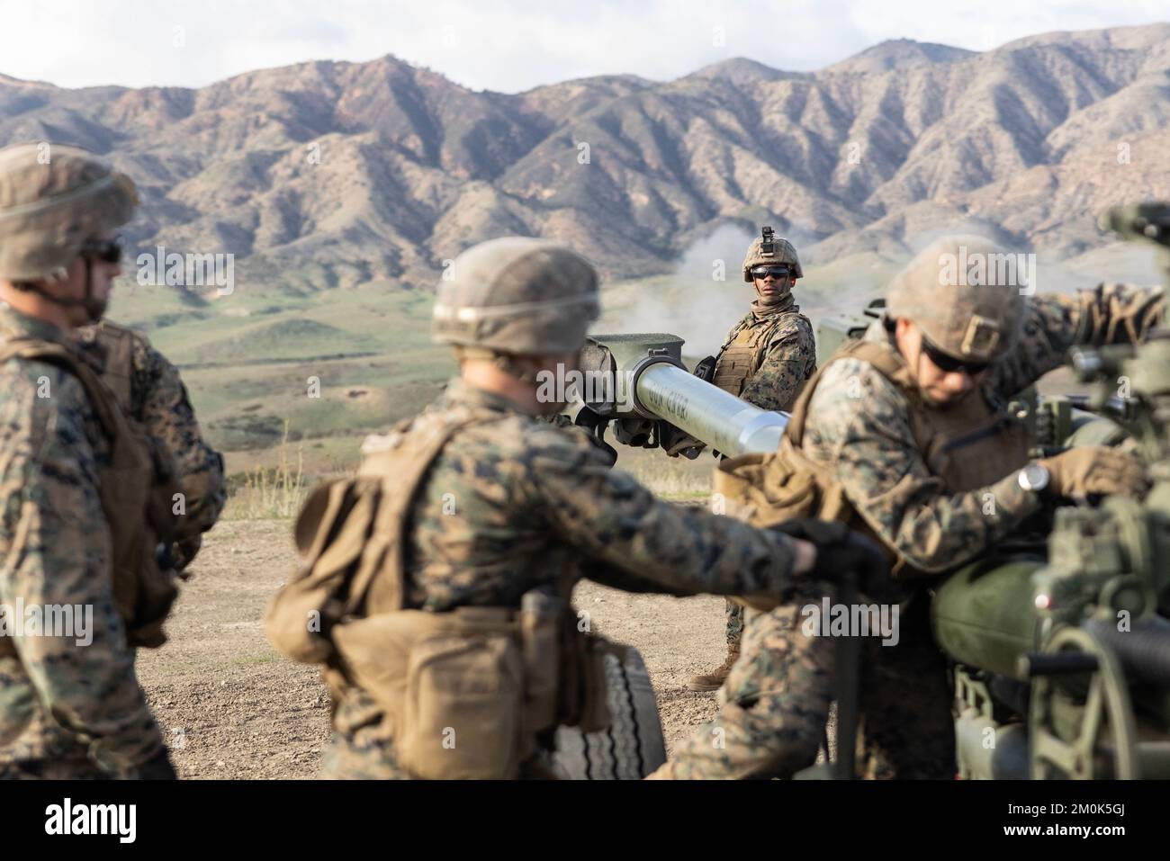 STATI UNITI Marines with India Battery, 1st Battaglione, 11th Marine Regiment, 1st Marine Division, preparano un howitzer leggero 155mm M777A2 per il traino durante un esercizio di addestramento diretto al fuoco come parte di Steel Knight 23 presso la base del corpo dei Marine Camp Pendleton, California, 5 dicembre 2022. Steel Knight è un esercizio annuale combinato di armi da fuoco che assicura che 1st MARDIV sia ottimizzato per la guerra navale di spedizione negli spazi contesi, ed è appositamente costruito per facilitare le operazioni future a terra e a galla. (STATI UNITI Corpo marino foto di CPL. Cameron Hermanet) Foto Stock