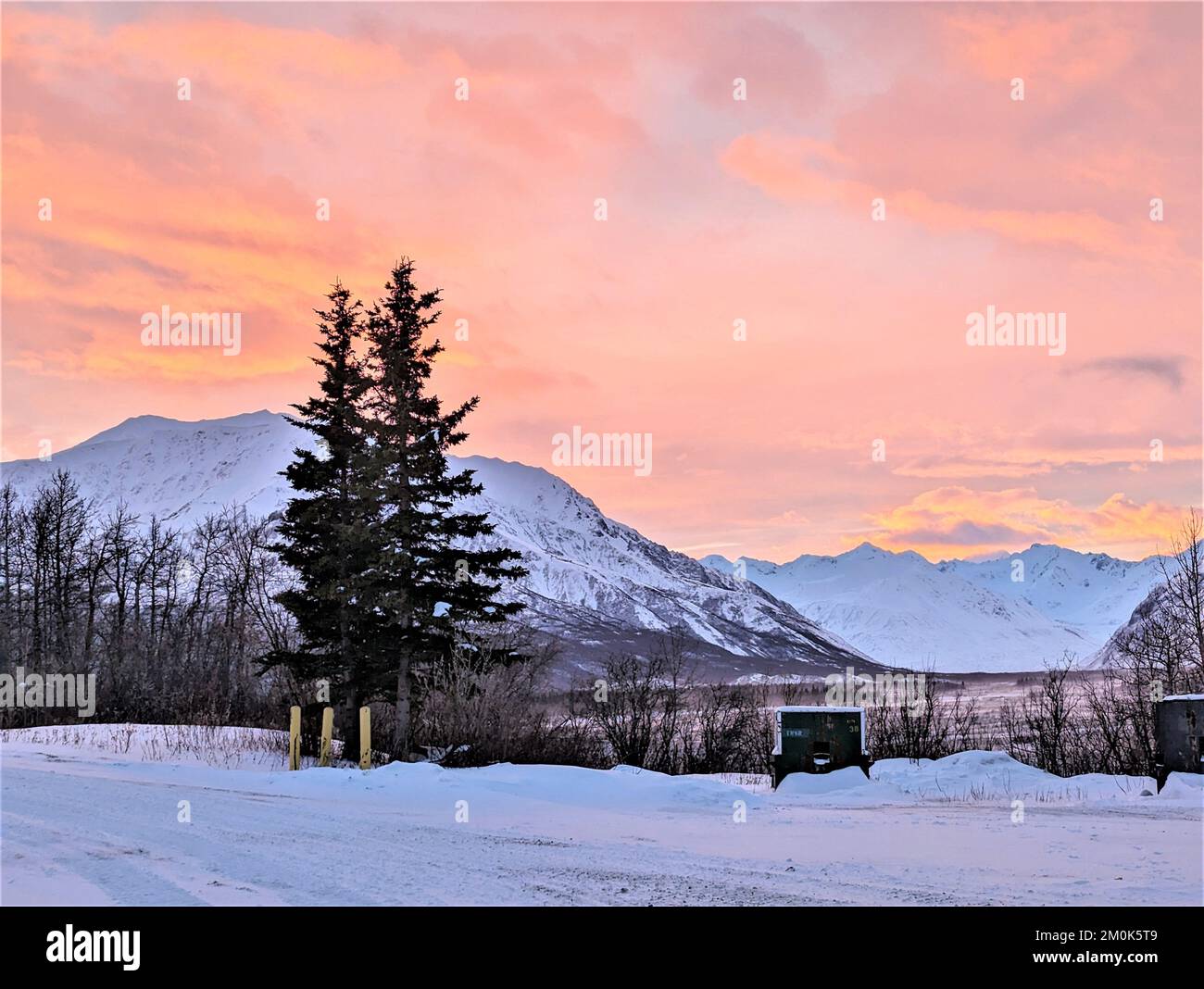 Il sole tramonta sul sito di addestramento delle Black Rapids mentre i membri dell'esercito tedesco concludono la loro visita alla struttura. I rappresentanti della Bundeswehr visitano l'Alaska per migliorare le relazioni tra le due nazioni ed esplorare le opportunità di formazione nella regione. (Foto dell'esercito DEGLI STATI UNITI di Eve Baker, Ufficio degli affari pubblici di Fort Wainwright) Foto Stock