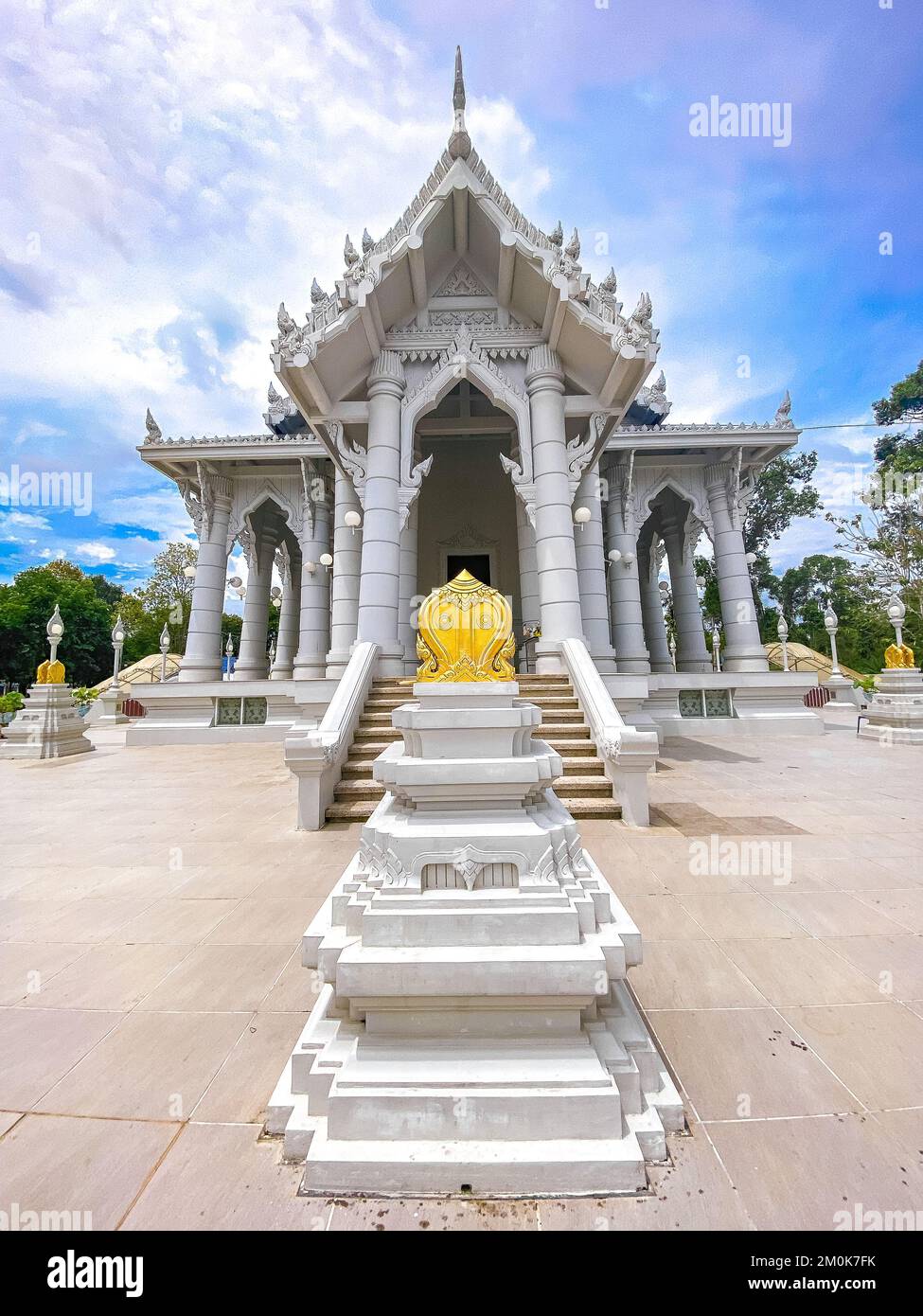 Tempio di Wat Kaew Korawaram nella città di Krabi, Thailandia Foto Stock