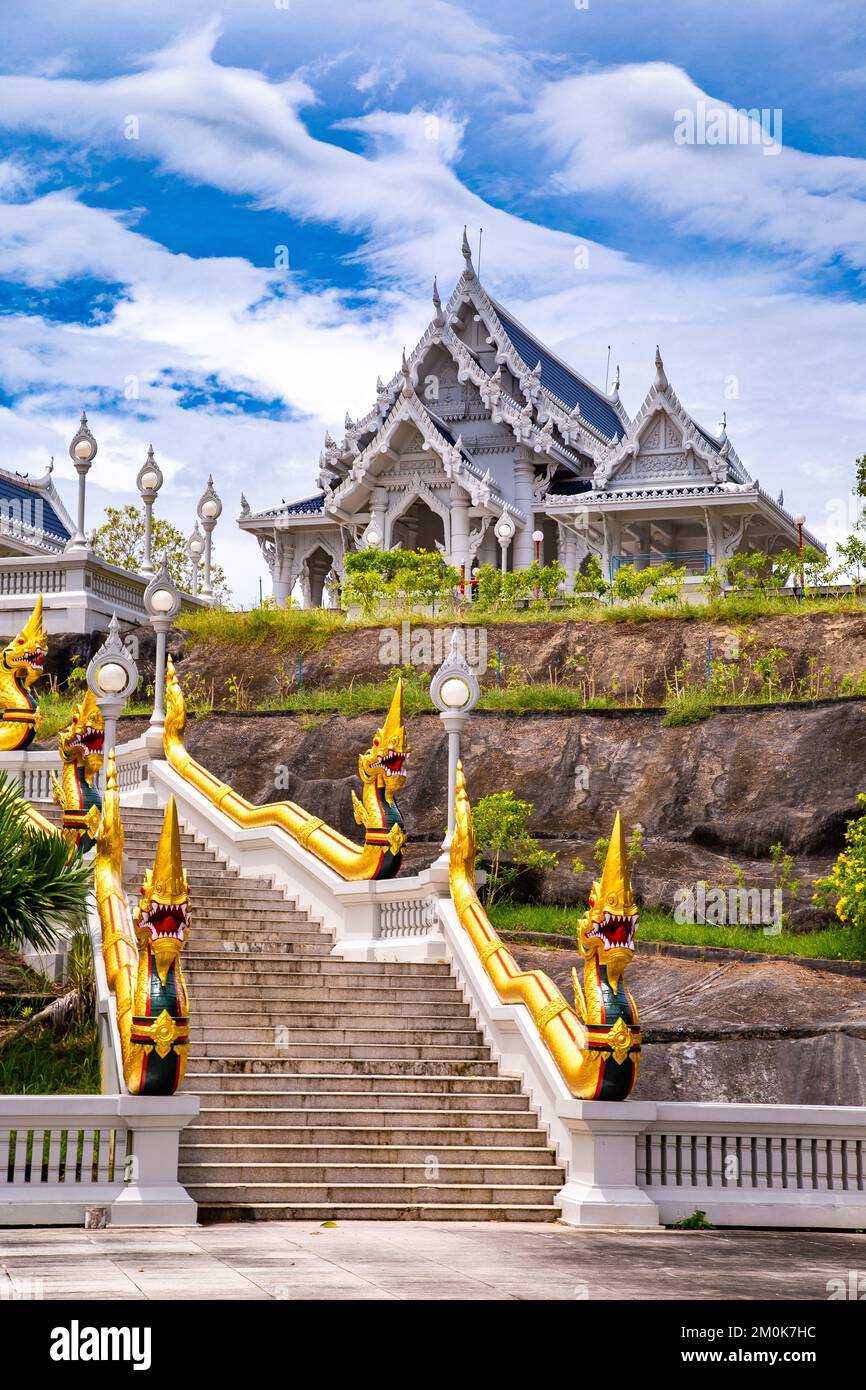 Tempio di Wat Kaew Korawaram nella città di Krabi, Thailandia Foto Stock