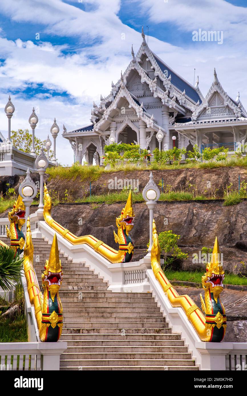 Tempio di Wat Kaew Korawaram nella città di Krabi, Thailandia Foto Stock