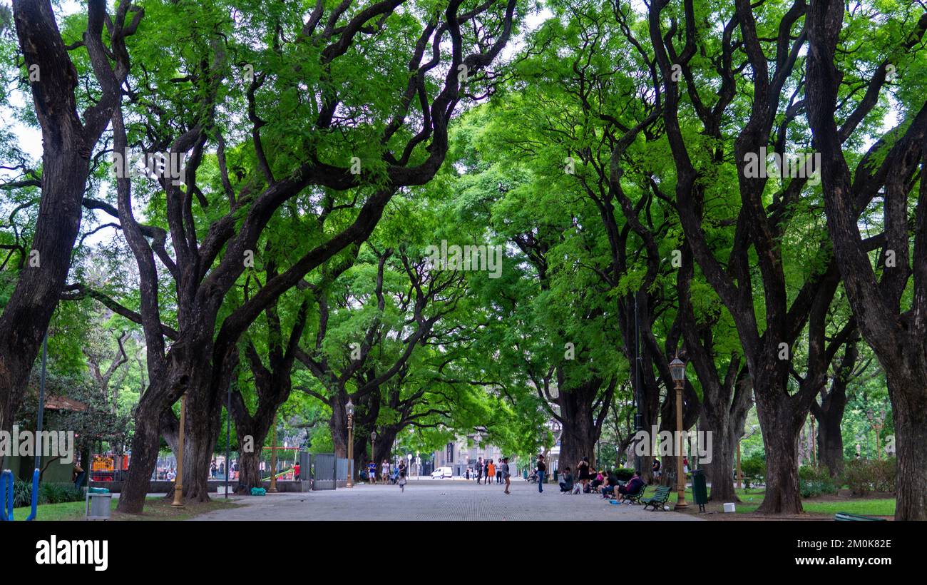 Le persone che si godono un caldo pomeriggio al parco General San Martin Foto Stock