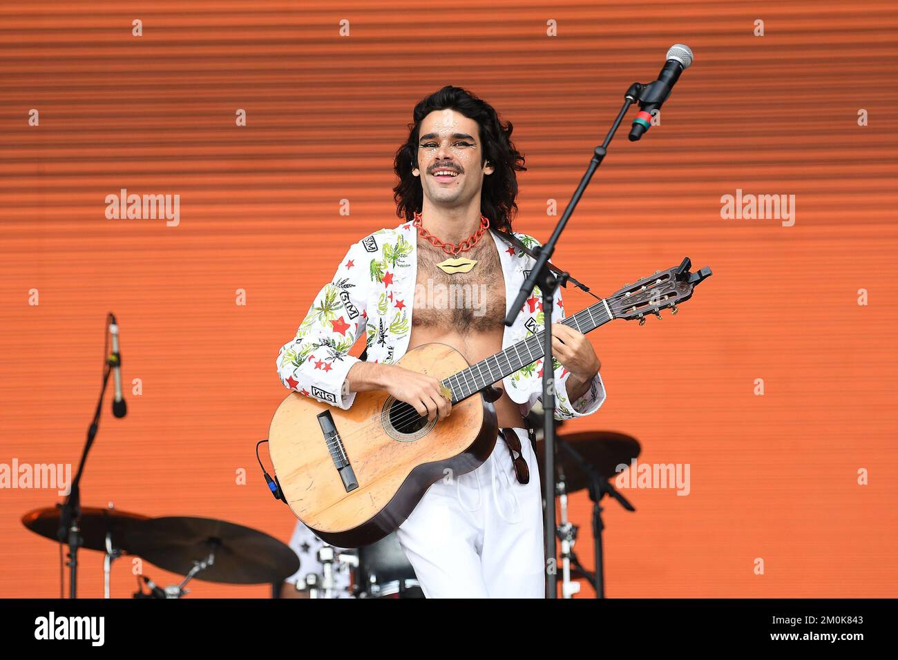 Rio de Janeiro, Brasile, 10 settembre 2022. Il cantante Zé Ibarra della band Bala Desejo, durante un concerto al Rock di Rio, nella città di Rio de Janeiro. Foto Stock