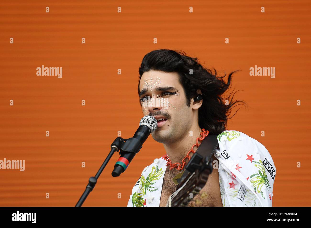 Rio de Janeiro, Brasile, 10 settembre 2022. Il cantante Zé Ibarra della band Bala Desejo, durante un concerto al Rock di Rio, nella città di Rio de Janeiro. Foto Stock